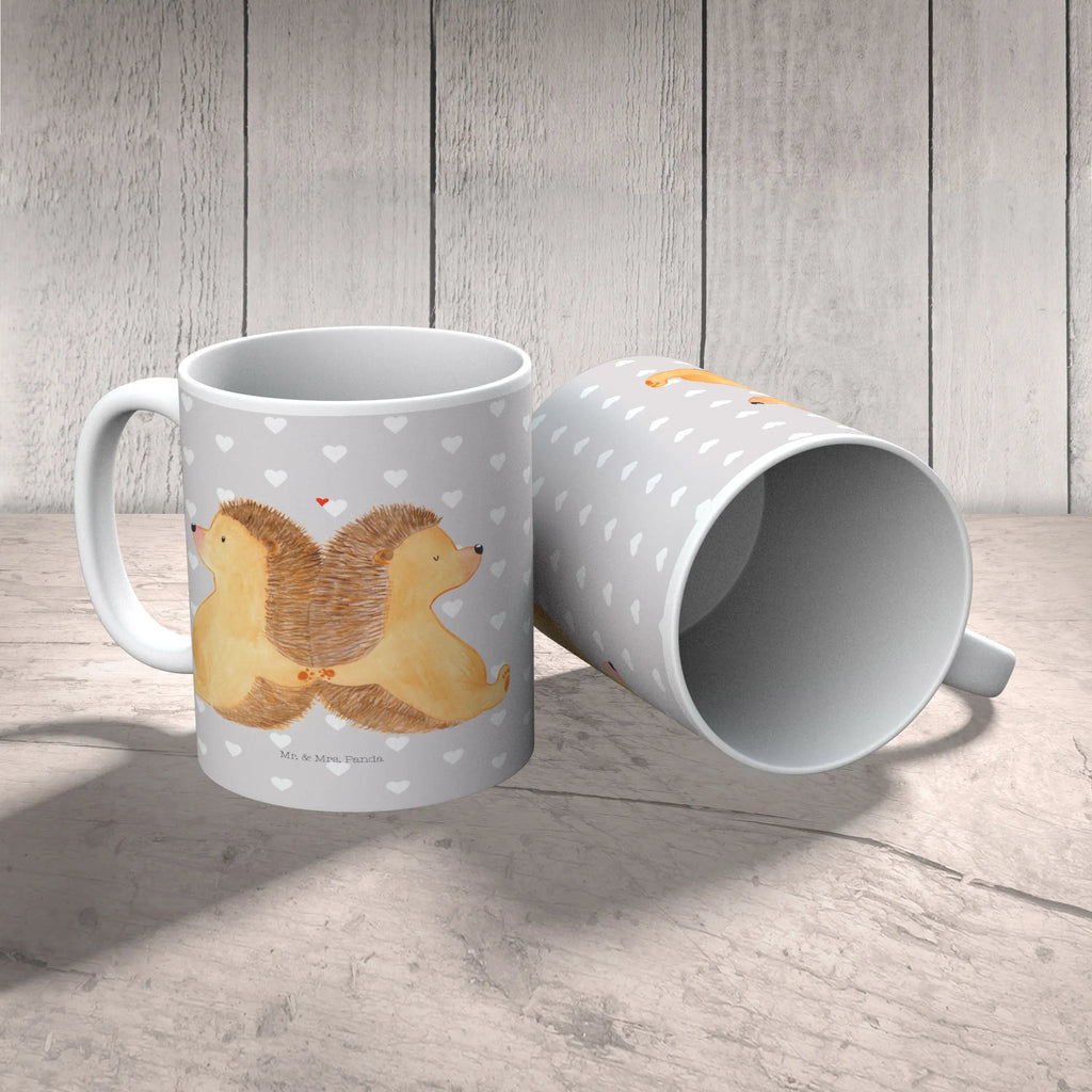 Kubek Jeże trzymające się za łapki Keramiktasse, Geschenktasse, Teetasse, Tasse mit Motiven, Kaffeetasse, Tasse mit Zitaten, Porzellantasse, Tasse, Bürotasse, Liebe, Partner, Freund, Freundin, Ehemann, Ehefrau, Heiraten, Verlobung, Heiratsantrag, Liebesgeschenk, Jahrestag, Hocheitstag, große Liebe, Liebesbeweis, Igel, Gemeinsamkeit, Liebesbotschaft, Love, Lieblingsmensch, Hand in Hand, Geschenk für zwei, Igelliebe, Hochzeit