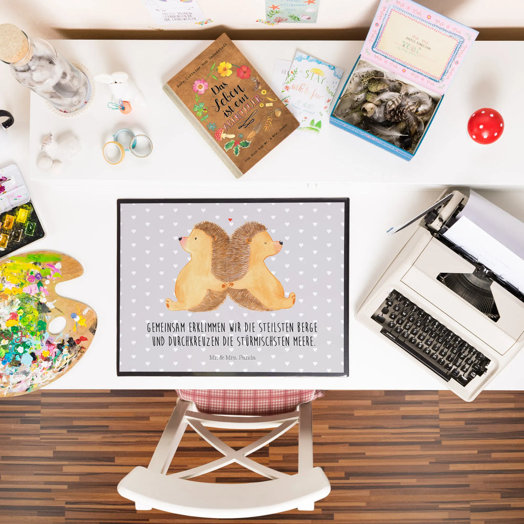 Schreibtischunterlage Igel händchenhaltend arbeitsunterlage, tischpads, schreibtischunterlage, tischauflage, tischpad, tischauflagen, Schreibtisch Unterlagen, tischmatte, arbeitsmatte, schreibtischunterlagen, schreibtischauflagen, schreibauflage, pultunterlage, Schreibtisch Matte, schreibtischmatte, Schreibunterlage, schreibauflagen, tischmatten, Schreibtischauflage, schreibmatte, Tischunterlage, Verlobung, Freund, Partner, Heiratsantrag, Freundin, Liebesgeschenk, Ehemann, Hocheitstag, Ehefrau, Heiraten, Jahrestag, Liebe, Hochzeit, Love, Igelliebe, Liebesbotschaft, Liebesbeweis, Hand in Hand, Igel, Große Liebe, Gemeinsamkeit, Lieblingsmensch, Geschenk für Zwei