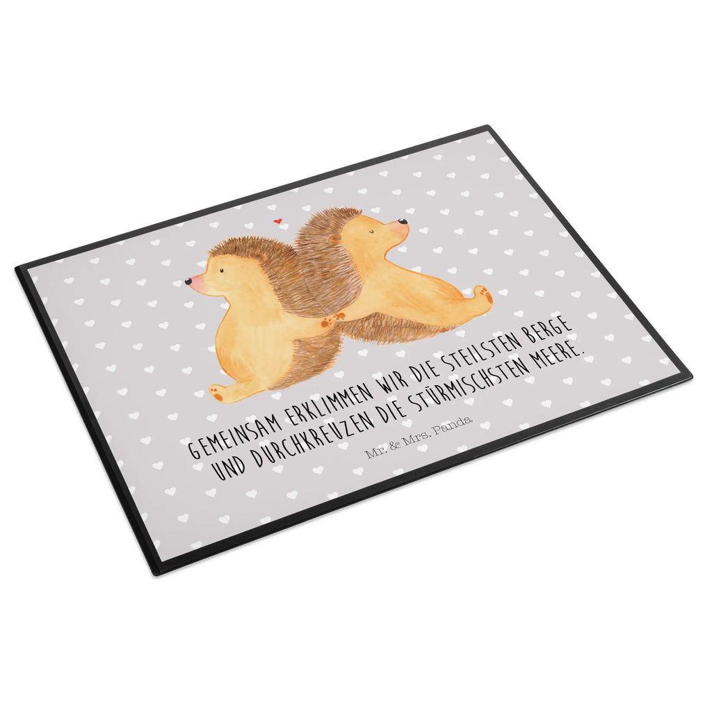Schreibtischunterlage Igel händchenhaltend arbeitsunterlage, tischpads, schreibtischunterlage, tischauflage, tischpad, tischauflagen, Schreibtisch Unterlagen, tischmatte, arbeitsmatte, schreibtischunterlagen, schreibtischauflagen, schreibauflage, pultunterlage, Schreibtisch Matte, schreibtischmatte, Schreibunterlage, schreibauflagen, tischmatten, Schreibtischauflage, schreibmatte, Tischunterlage, Verlobung, Freund, Partner, Heiratsantrag, Freundin, Liebesgeschenk, Ehemann, Hocheitstag, Ehefrau, Heiraten, Jahrestag, Liebe, Hochzeit, Love, Igelliebe, Liebesbotschaft, Liebesbeweis, Hand in Hand, Igel, Große Liebe, Gemeinsamkeit, Lieblingsmensch, Geschenk für Zwei