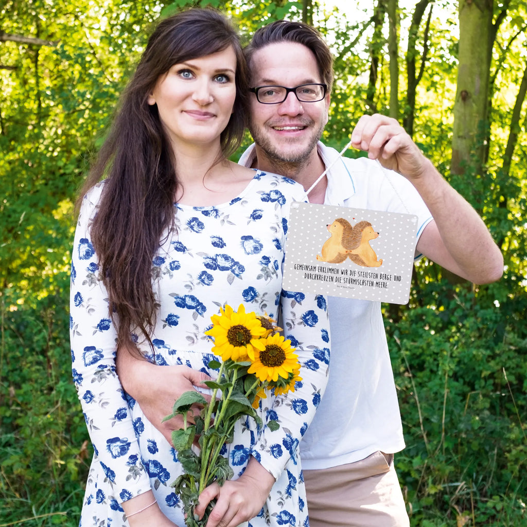 Deko Schild Igel händchenhaltend Motivschild, dekoration schild, holzbild, Küchenschild, hängeschild, wandtafel, Türschild Familie, sprüche schild, Schild mit Spruch, Dekoschild, Holzschild, Türschild, Holztafel, dekotafel, Deko Wandtafel, wandhänger, Badschild, dekoschilder, Deko Schild, Schild, Wandschild, Spruchschild, Freund, Liebe, Heiraten, Jahrestag, Heiratsantrag, Liebesgeschenk, Hocheitstag, Verlobung, Partner, Freundin, Ehemann, Ehefrau, Hochzeit, Geschenk für Zwei, Lieblingsmensch, Große Liebe, Love, Liebesbeweis, Liebesbotschaft, Hand in Hand, Gemeinsamkeit, Igel, Igelliebe