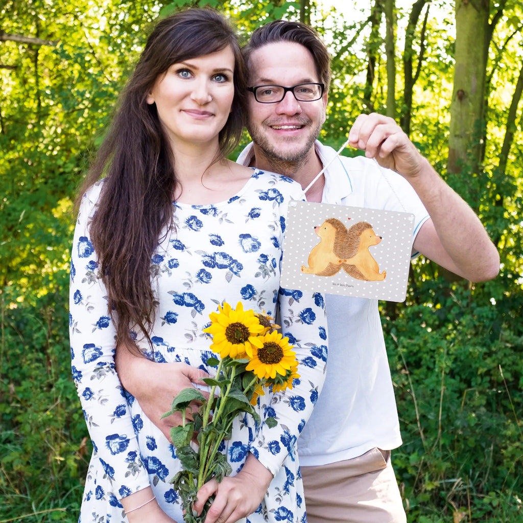 Deko Schild Igel händchenhaltend Motivschild, dekoration schild, holzbild, Küchenschild, hängeschild, wandtafel, Türschild Familie, sprüche schild, Schild mit Spruch, Dekoschild, Holzschild, Türschild, Holztafel, dekotafel, Deko Wandtafel, wandhänger, Badschild, dekoschilder, Deko Schild, Schild, Wandschild, Spruchschild, Freund, Liebe, Heiraten, Jahrestag, Heiratsantrag, Liebesgeschenk, Hocheitstag, Verlobung, Partner, Freundin, Ehemann, Ehefrau, Hochzeit, Geschenk für Zwei, Lieblingsmensch, Große Liebe, Love, Liebesbeweis, Liebesbotschaft, Hand in Hand, Gemeinsamkeit, Igel, Igelliebe