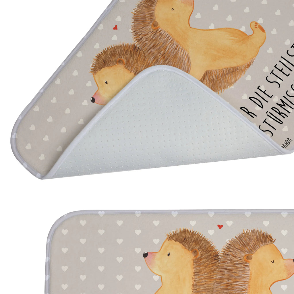Badematte Igel händchenhaltend Badematte Rutschfest, Rechteckiger Badvorleger, Waschbarer Badvorleger, Saugfähiger Badvorleger, Badvorleger Groß, Badvorleger Klassisch, Badvorleger, Badezimmer Matte, Badläufer, Badvorleger Weiß, Rutschfester Badvorleger, Badvorleger Für Gäste-WC, Weiche Badezimmermatte, Badvorleger Nachhaltig, Badvorleger Für Dusche, Badvorleger Vintage, Badvorleger Antirutsch, Badvorleger Teppich, Badematten Set, Badteppich, Badvorleger Naturmaterial, Weicher Badvorleger, Badmatte Waschbar, Badvorleger Klein, Runder Badvorleger, Badvorleger Baumwolle, Duschvorleger, Badvorleger Mikrofaser, Badvorleger Für Badewanne, Badvorleger Schwarz, Badvorleger Modern, Badematte, Badgarnitur, Bad Fußmatte, Badezimmerteppich, Teppich Fürs Bad, Badvorleger Gemustert, Badvorleger Design, Liebe, Partner, Freund, Freundin, Ehemann, Ehefrau, Heiraten, Verlobung, Heiratsantrag, Liebesgeschenk, Jahrestag, Hocheitstag, Liebesbotschaft, große Liebe, Love, Hand in Hand, Liebesbeweis, Gemeinsamkeit, Igelliebe, Geschenk für zwei, Igel, Hochzeit, Lieblingsmensch