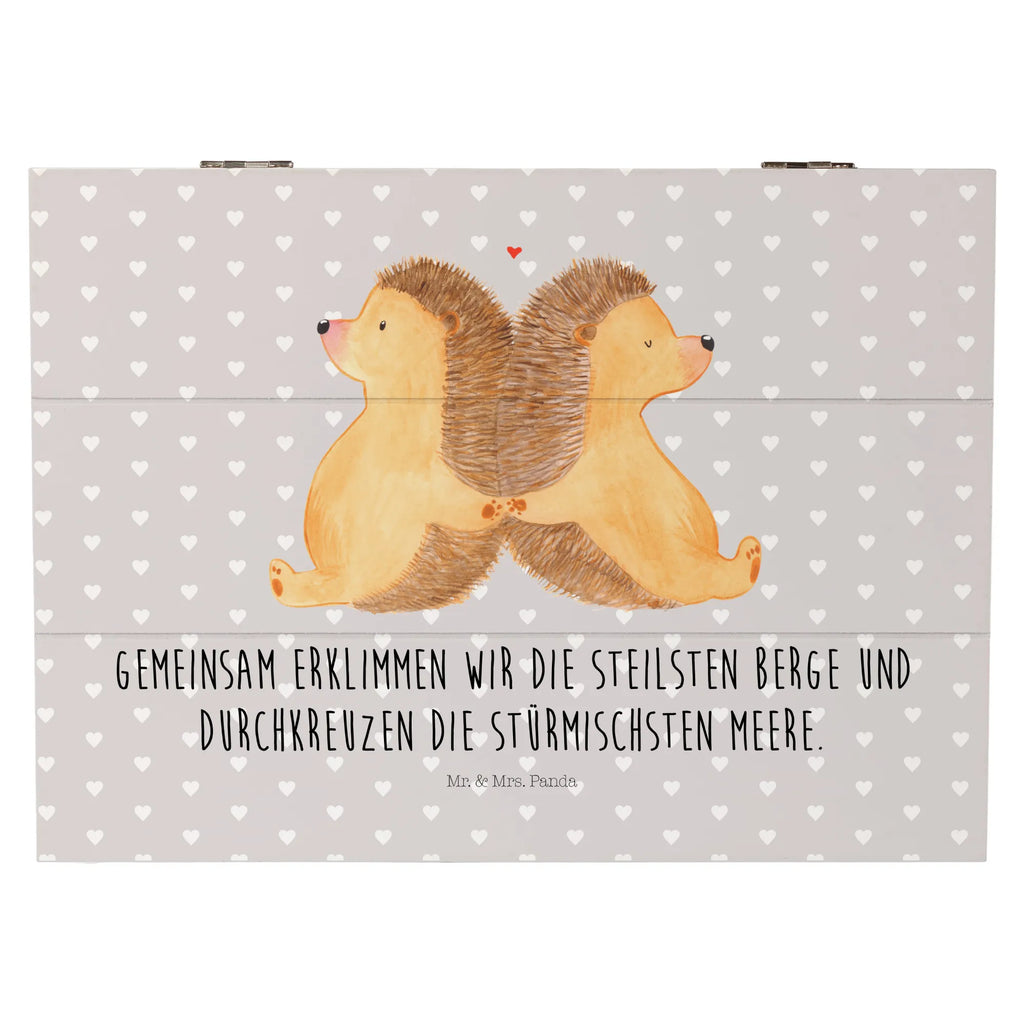 Holzkiste Igel händchenhaltend Geschenkdose, Holzkiste, Kiste, Schatzkiste, Aufbewahrungsbox, Erinnerungskiste, Geschenkbox, Schatulle, Dekokiste, Truhe, XXL, Erinnerungsbox, Liebe, Partner, Freund, Freundin, Ehemann, Ehefrau, Heiraten, Verlobung, Heiratsantrag, Liebesgeschenk, Jahrestag, Hocheitstag, Love, Igelliebe, Geschenk für zwei, Igel, Hand in Hand, Liebesbeweis, Lieblingsmensch, Hochzeit, Liebesbotschaft, Gemeinsamkeit, große Liebe