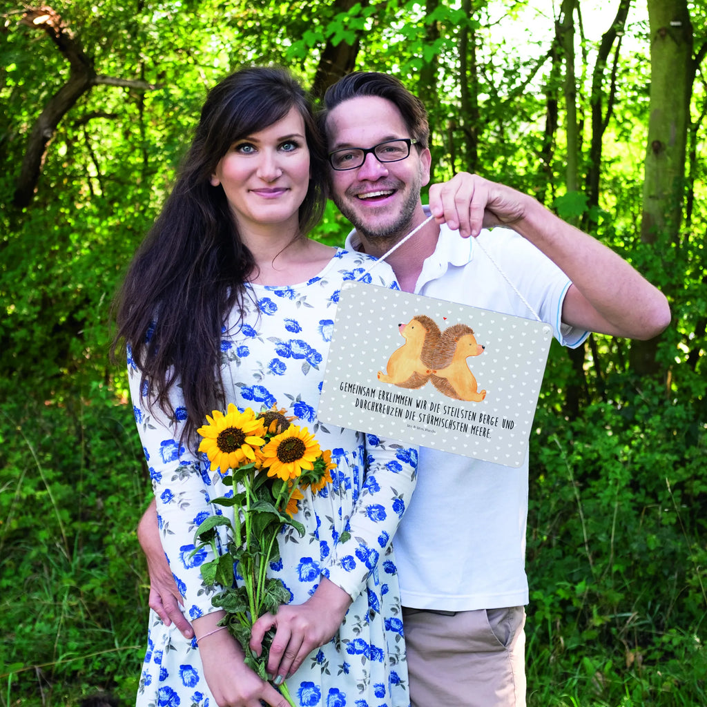 Deko Schild Igel händchenhaltend Motivschild, dekoration schild, holzbild, Küchenschild, hängeschild, wandtafel, Türschild Familie, sprüche schild, Schild mit Spruch, Dekoschild, Holzschild, Türschild, Holztafel, dekotafel, Deko Wandtafel, wandhänger, Badschild, dekoschilder, Deko Schild, Schild, Wandschild, Spruchschild, Freund, Liebe, Heiraten, Jahrestag, Heiratsantrag, Liebesgeschenk, Hocheitstag, Verlobung, Partner, Freundin, Ehemann, Ehefrau, Hochzeit, Geschenk für Zwei, Lieblingsmensch, Große Liebe, Love, Liebesbeweis, Liebesbotschaft, Hand in Hand, Gemeinsamkeit, Igel, Igelliebe