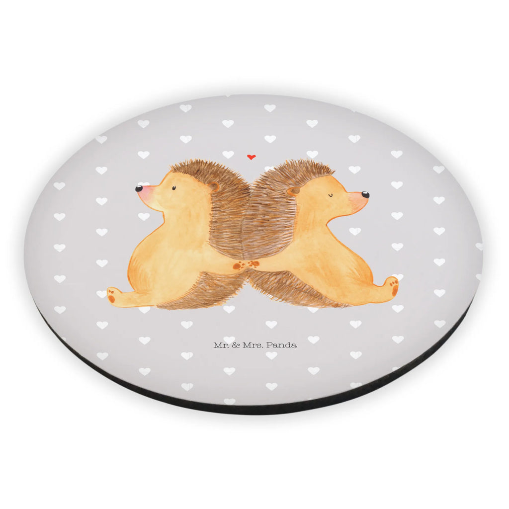 Okrągły magnes Jeże trzymające się za łapki kühlschrankmagnete, magnete, Kühlschrankmagnet, rundmagnet, Heiraten, Liebesgeschenk, Heiratsantrag, Hocheitstag, Freundin, Jahrestag, Freund, Verlobung, Partner, Ehemann, Ehefrau, Liebe, Große Liebe, Lieblingsmensch, Liebesbotschaft, Hand in Hand, Gemeinsamkeit, Love, Geschenk für Zwei, Igelliebe, Liebesbeweis, Igel, Hochzeit