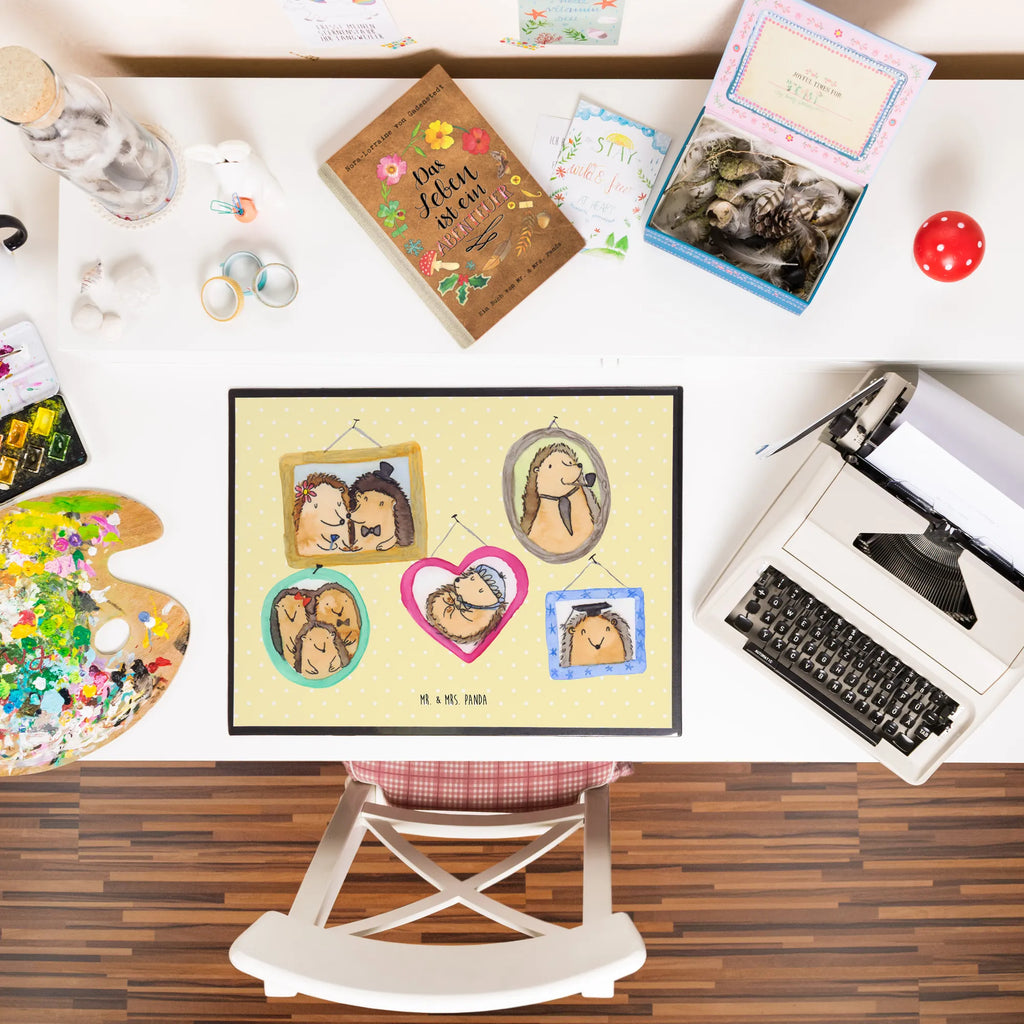 Schreibtischunterlage Igel Familie schreibauflage, pultunterlage, schreibauflagen, Schreibunterlage, tischmatte, schreibtischmatte, arbeitsunterlage, schreibtischunterlage, tischmatten, tischauflage, arbeitsmatte, Schreibtisch Matte, schreibtischauflagen, tischpads, Tischunterlage, Schreibtisch Unterlagen, schreibmatte, Schreibtischauflage, tischauflagen, schreibtischunterlagen, tischpad, Oma, Opa, Muttertag, Familie, Schwester, Bruder, Vatertag, Mama, Papa, Igel, Zusammenhalt, Glück, Bilder, Liebe