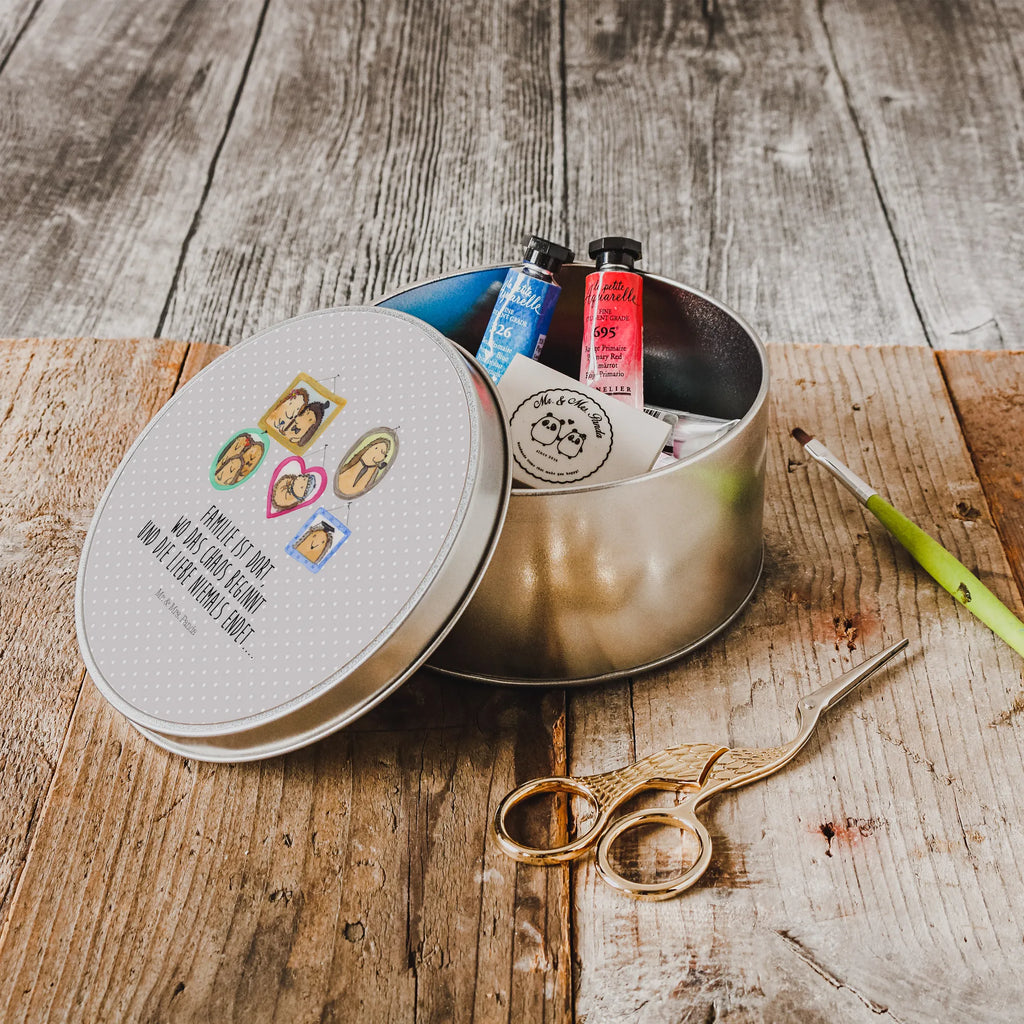 okrągła puszka z blachy Rodzina jeży plätzchendose, runde dosen, plätzchendosen, Vorratsdosen, Runde Dose, blechdosen, Keksdose, Runde Blechdose, Blechdose Rund, geschenkdosen, Blechdose, Metalldose Rund, metalldosen, Aufbewahrungsdosen, runddosen, runde keksdose, Metalldose, dosen, Dose, keksdosen, Metallbox, gebäckdose, Aufbewahrungsbox, runddose, runde blechdosen, metallboxen, runde keksdosen, Aufbewahrungsdose, Vorratsdose, Geschenkdose, gebäckdosen, Schwester, Familie, Papa, Mama, Muttertag, Vatertag, Oma, Opa, Bruder, Bilder, Igel, Liebe, Zusammenhalt, Glück