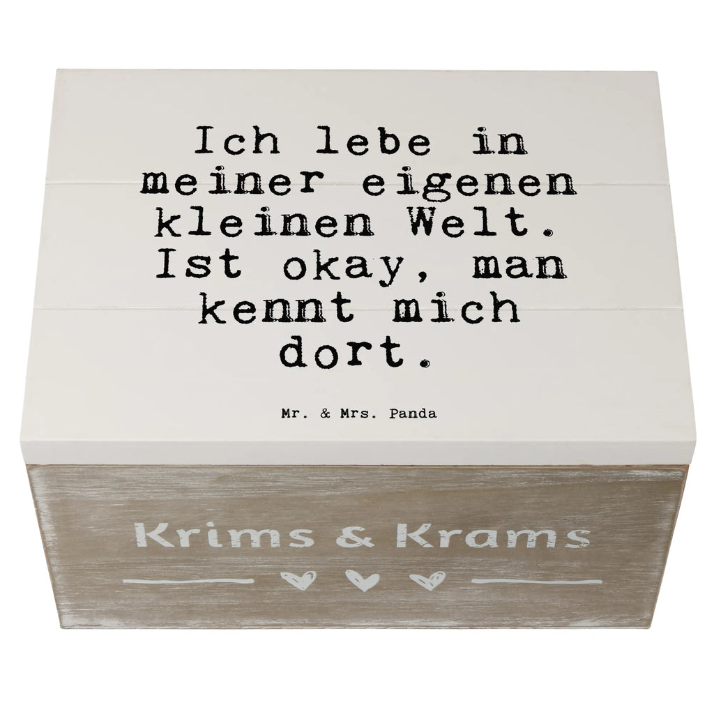 Holzkiste Sprüche und Zitate Ich lebe in meiner eigenen kleinen Welt. Ist okay, man kennt mich dort. Aufbewahrungsbox, Geschenkdose, Truhe, Erinnerungsbox, Schatulle, Schatzkiste, XXL, Kiste, Erinnerungskiste, Holzkiste, Dekokiste, Geschenkbox, Spruch, Sprüche, lustige Sprüche, Weisheiten, Zitate, Spruch Geschenke, Spruch Sprüche Weisheiten Zitate Lustig Weisheit Worte
