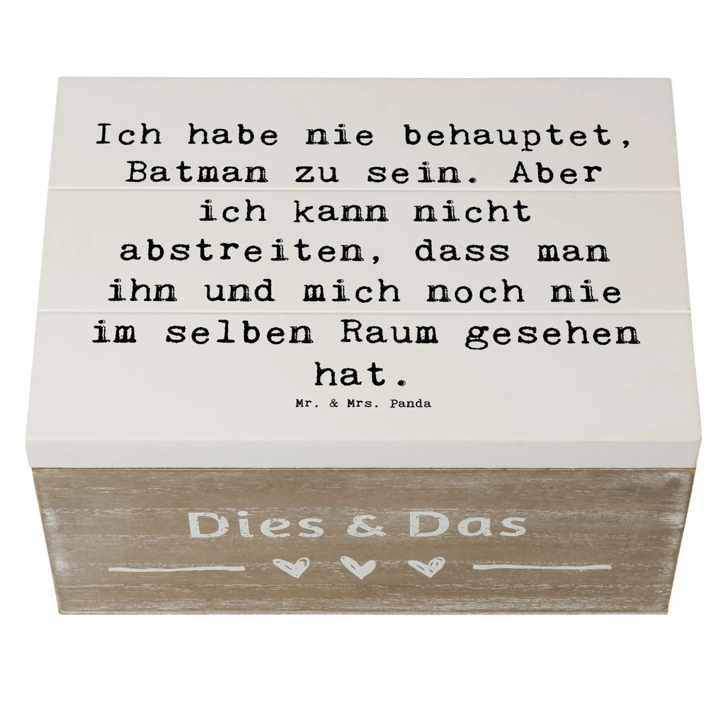 Holzkiste Sprüche und Zitate Ich habe nie behauptet, Batman zu sein. Aber ich kann nicht abstreiten, dass man ihn und mich noch nie im selben Raum gesehen hat. Aufbewahrungsbox, Erinnerungskiste, Erinnerungsbox, Geschenkbox, XXL, Schatulle, Holzkiste, Geschenkdose, Schatzkiste, Dekokiste, Kiste, Truhe, Spruch, Sprüche, lustige Sprüche, Weisheiten, Zitate, Spruch Geschenke, Spruch Sprüche Weisheiten Zitate Lustig Weisheit Worte
