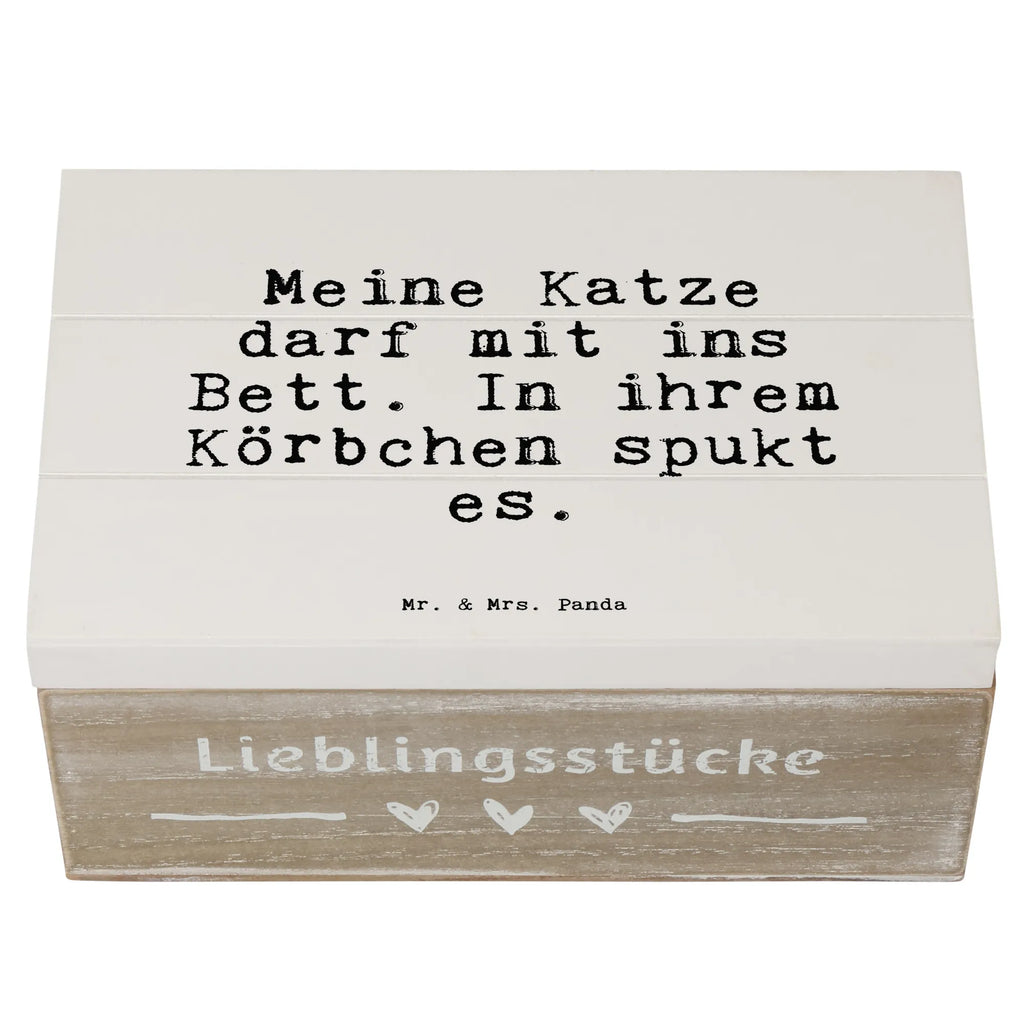 Holzkiste Sprüche und Zitate Meine Katze darf mit ins Bett. In ihrem Körbchen spukt es. Geschenkbox, Schatzkiste, Schatulle, Aufbewahrungsbox, Kiste, Erinnerungskiste, Erinnerungsbox, Dekokiste, Geschenkdose, XXL, Holzkiste, Truhe, Spruch, Sprüche, lustige Sprüche, Weisheiten, Zitate, Spruch Geschenke, Spruch Sprüche Weisheiten Zitate Lustig Weisheit Worte
