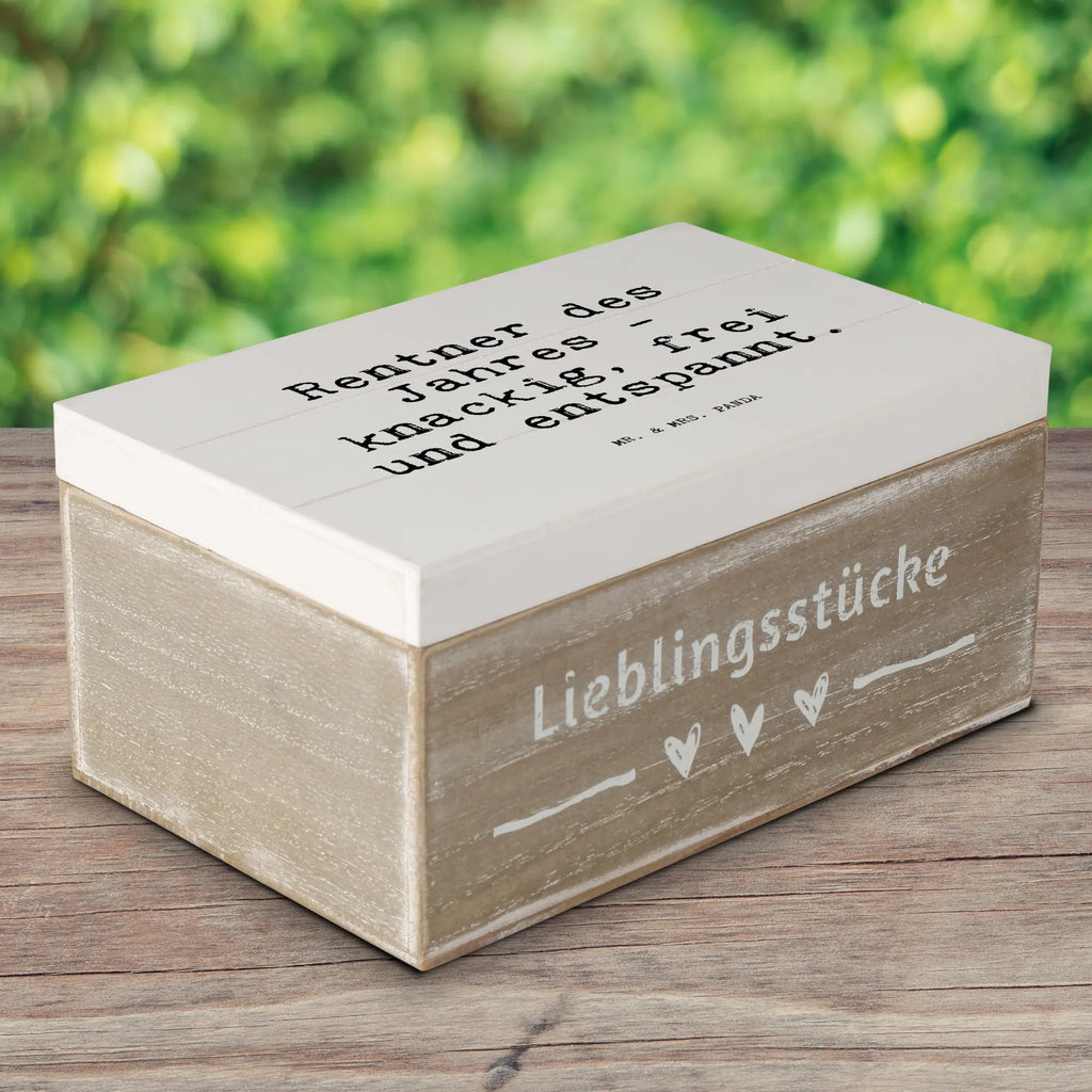 Holzkiste Sprüche und Zitate Rentner des Jahres - knackig, frei und entspannt. Aufbewahrungsbox Holz, Holz Aufbewahrungsbox, holztruhen, Schatulle, truhe holz, aufbewahrungstruhe, aufbewahrungskisten, Aufbewahrungskiste, aufbewahrungskiste mit deckel, Holzkisten, Aufbewahrungsbox, kiste holz, Holztruhe, Holzbox, holzschachtel, box holz, holzschatulle, holzkästchen, aufbewahrungsboxen, Holzkiste mit Deckel, Holzbox mit Deckel, Box aus Holz, Holzboxen, Holzkiste, Aufbewahrungsbox aus Holz, Sprüche, Lustige Sprüche, Weisheiten, Zitate, Spruch, Spruch Geschenke, Spruch Sprüche Weisheiten Zitate Lustig Weisheit Worte