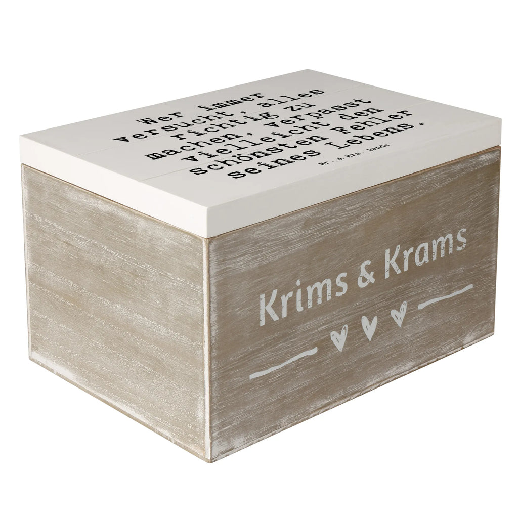 Holzkiste Sprüche und Zitate Wer immer versucht, alles richtig zu machen, verpasst vielleicht den schönsten Fehler seines Lebens. Kiste, Aufbewahrungsbox, Schatzkiste, Erinnerungsbox, Dekokiste, Truhe, XXL, Geschenkbox, Holzkiste, Schatulle, Geschenkdose, Erinnerungskiste, Spruch, Sprüche, lustige Sprüche, Weisheiten, Zitate, Spruch Geschenke, Spruch Sprüche Weisheiten Zitate Lustig Weisheit Worte