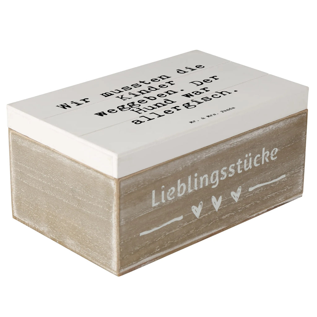 Holzkiste Sprüche und Zitate Wir mussten die Kinder weggeben. Der Hund war allergisch. Kiste, Geschenkdose, Erinnerungskiste, Schatzkiste, XXL, Holzkiste, Erinnerungsbox, Dekokiste, Aufbewahrungsbox, Geschenkbox, Schatulle, Truhe, Spruch, Sprüche, lustige Sprüche, Weisheiten, Zitate, Spruch Geschenke, Spruch Sprüche Weisheiten Zitate Lustig Weisheit Worte