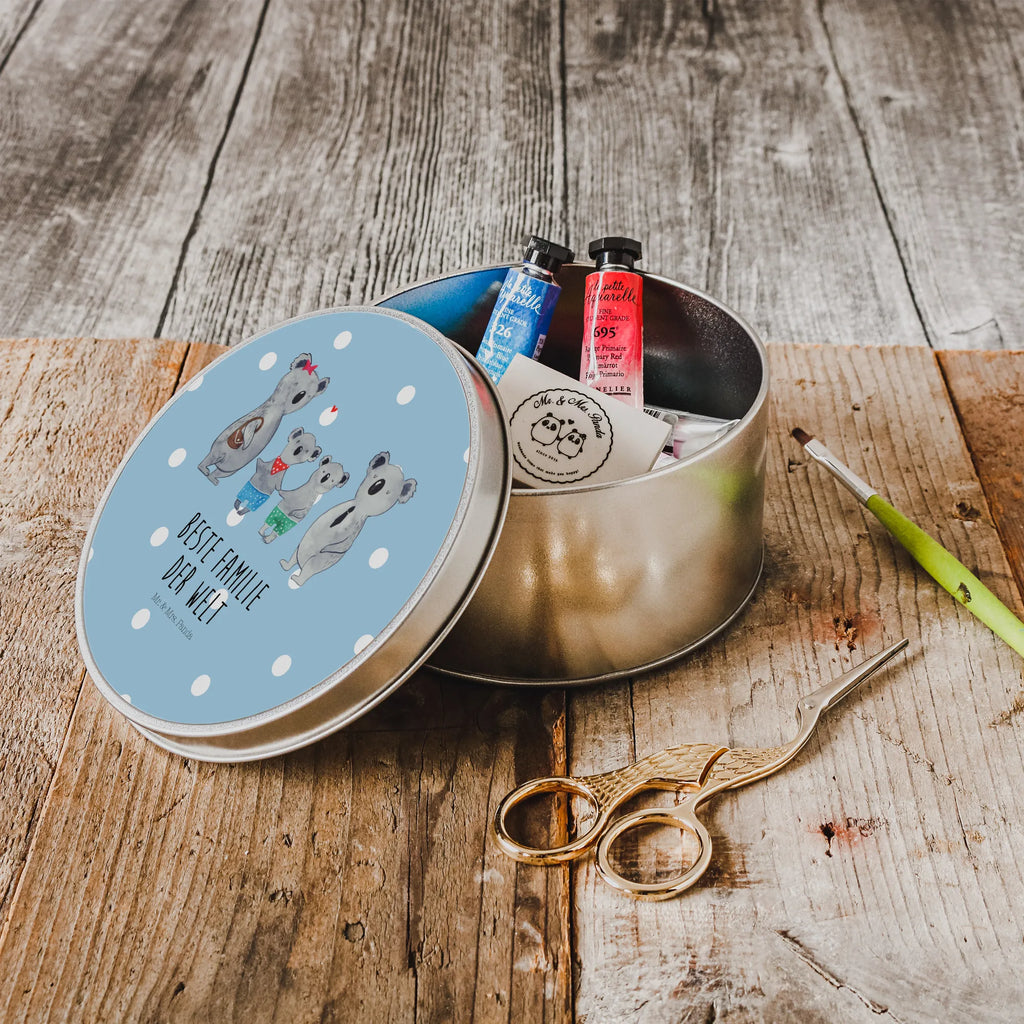 Round tin Koala family with two kids metalldosen, runddosen, runddose, Blechdose, Keksdose, Geschenkdose, Runde Dose, Aufbewahrungsdose, runde dosen, geschenkdosen, Metallbox, blechdosen, dosen, Blechdose Rund, runde keksdose, plätzchendose, Vorratsdosen, gebäckdose, plätzchendosen, gebäckdosen, Dose, Aufbewahrungsbox, Vorratsdose, Runde Blechdose, Metalldose Rund, runde blechdosen, runde keksdosen, Metalldose, metallboxen, Aufbewahrungsdosen, keksdosen, Opa, Mama, Schwester, Muttertag, Bruder, Familie, Vatertag, Oma, Papa, Familienleben, Koalabär, Koalafamilie, Lieblingsfamilie, Familienzeit, Beste Familie, Koala