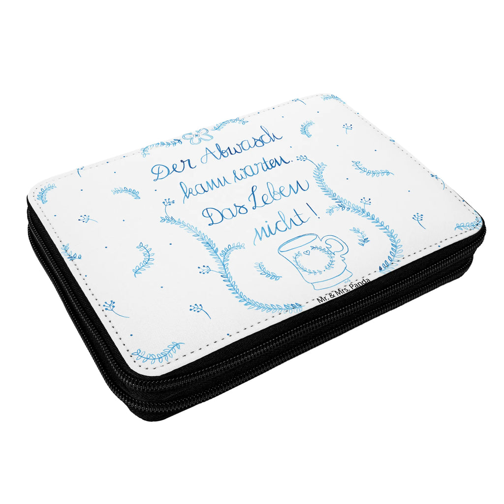 Federmappe Der Abwasch kann warten Stifte Etui, Federmäppchen, Schüler, Kind, Schule, Motiv, Einschulung, Geschenk, Federmappe Einschulung, Federmäppchen bedruckt, Kinder Federmappe, Büro Stifte Etui, Grundschule, Stifterolle, Stiftetasche, Schülerin, Federmappe, Bestückte Federmappe, Blumen Deko, Frühlings Deko, Sommer Deko, Dekoration, positive Botschaft, Naturliebhaber, Outdoor, Natur, Abenteuer, Weisheit, Abwasch, Küchendienst, Küche Deko, Leben Spruch, Küche Spruch, Lebensweisheit, Geschenk Reise