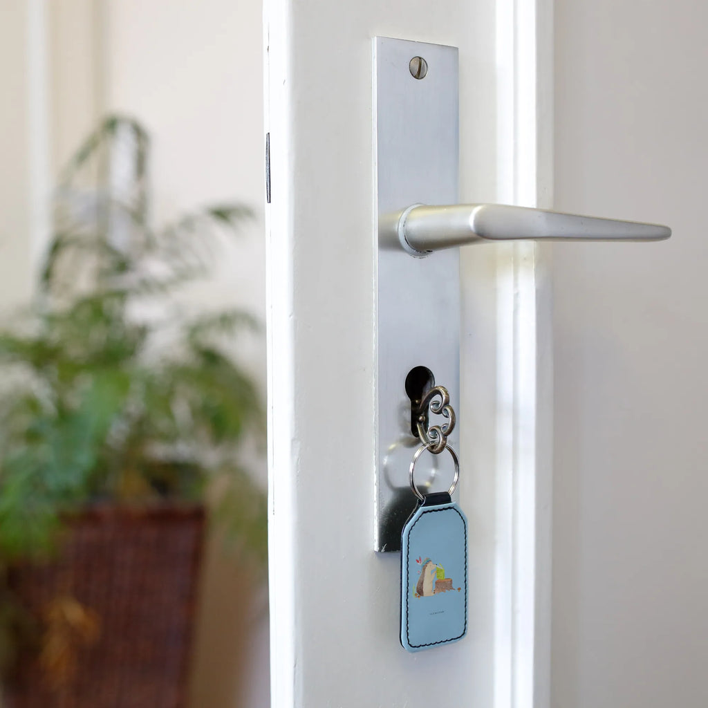 Prostokątny brelok jeż Ozdoba z piór Schlüsselanhänger Acryl Rechteckig, Schlüsselanhänger Büro Rechteckig, Schlüsselanhänger Für Männer Rechteckig, Schlüsselanhänger Leder Rechteckig, Schlüsselanhänger Holz Rechteckig, Rechteckiger Schlüsselanhänger Mit Wunschtext, Schlüsselanhänger Für Paare Rechteckig, Rechteckiger Schlüsselanhänger Mit Namen, Schlüsselanhänger Mit Foto Rechteckig, Schlüsselanhänger Rechteckig, Schlüsselanhänger Form Rechteck, Taschenanhänger Rechteckig, Schlüsselanhänger Für Familie Rechteckig, Rechteckiger Anhänger Für Schlüssel, Schlüsselanhänger Klassisch, Schlüsselanhänger Für Frauen Rechteckig, Schlüsselanhänger Modern Rechteckig, Schlüsselanhänger Geschenk Rechteckig, Schlüsselanhänger Kunststoff Rechteckig, Rechteckiger Schlüsselanhänger, Schlüsselanhänger Metall Rechteckig, Schlüsselanhänger Mit Gravur Rechteckig, Schlüsselanhänger Personalisiert Rechteckig, Rechteckiger Anhänger Mit Logo, Werbegeschenk Schlüsselanhänger Rechteckig, Schlüsselanhänger Mit Rechteckiger Form, Auto Schlüsselanhänger Rechteckig, Waldtiere, Tiere, Abenteuer, Indianer, Camping, Igel, Lagerfeuer