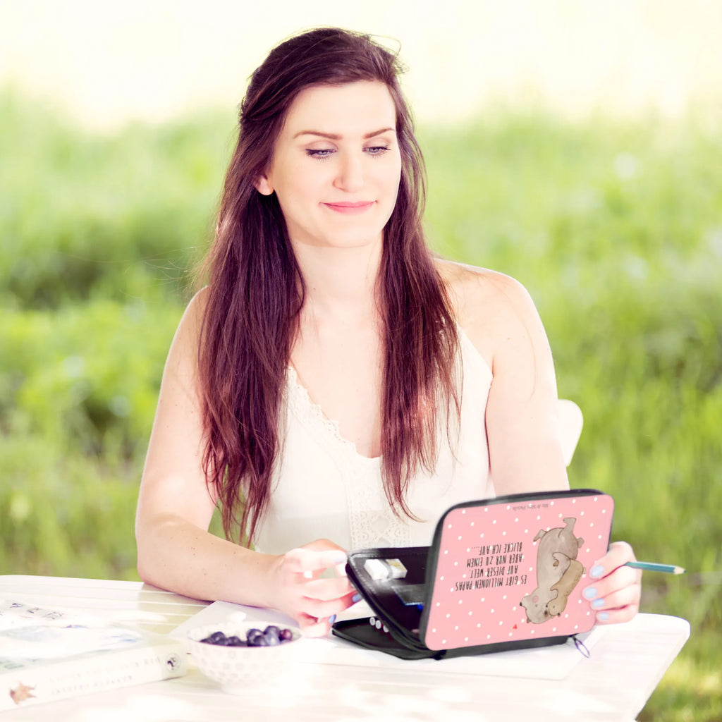 Leather folder Papa Bear Zeichenetui, Farbstiftetui, Federmäppchen, Buntstiftmäppchen, Federtasche, Schreibmappe, Stifte Etui, Buntstiftetui, Bleistift Etui, Schuletui, Schreibetui, Malmappe, Etui für Stifte, Schulmäppchen, Bleistiftetui, Stiftemappe, Stifteetui, Federmappe Set, Schüleretui, Stiftebeutel, Schlampermäppchen, Stiftetasche, Mäppchen, Bruder, Familie, Muttertag, Papa, Schwester, Mama, Vatertag, Opa, Oma, Geburtstag, Papi, Vater, Onkel, Geschenk, Vati