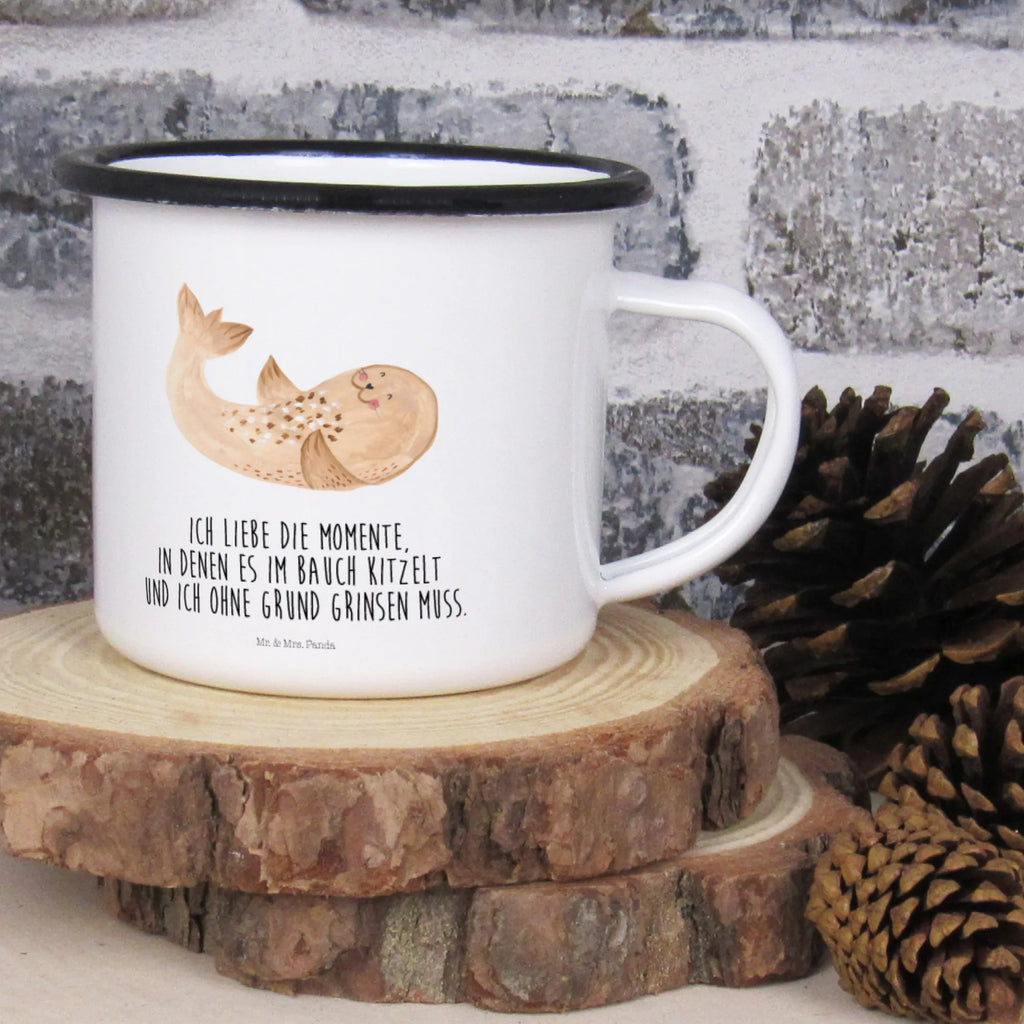 XL emaliowany kubek foka Leżeć Emaille Tasse Rustikal, Emaille Becher, Emaille Tasse Spülmaschinengeeignet, Emaille Tasse, Emaille Tasse Für Picknick, Emaillierter Becher, Camping Tasse, Retro Emaille Tasse, Emaille Tasse Mit Rand, Emaille Geschirr, Emaille Becher Outdoor, Emaille Becher Mit Henkel, Emaille Teetasse, Emaille Tasse Weiß, Emaille Tasse Leicht, Emaille Tasse Mit Motiv, Emaille Tasse Nostalgie, Emaille Tasse Für Camping, Emaille Tasse Rostfrei, Emaille Tasse Robust, Tasse Aus Emaille, Emaille Küchenzubehör, Emaille Kaffeebecher, Emaille Tasse Landhausstil, Trinkbecher, Emaillierte Tasse, Vintage Emaillebecher, Emaille Tasse Oberflächenmuster, Emaille Sammlerstück, Emaille Tasse Farbiger Rand, Emaille Tasse Für Garten, Tiermotive, Gute Laune, Lustige Sprüche, Tiere, Robben, Meerestier, Ostsee, Lachen, Seehund, Robbe, Nordsee, Freude, Strand