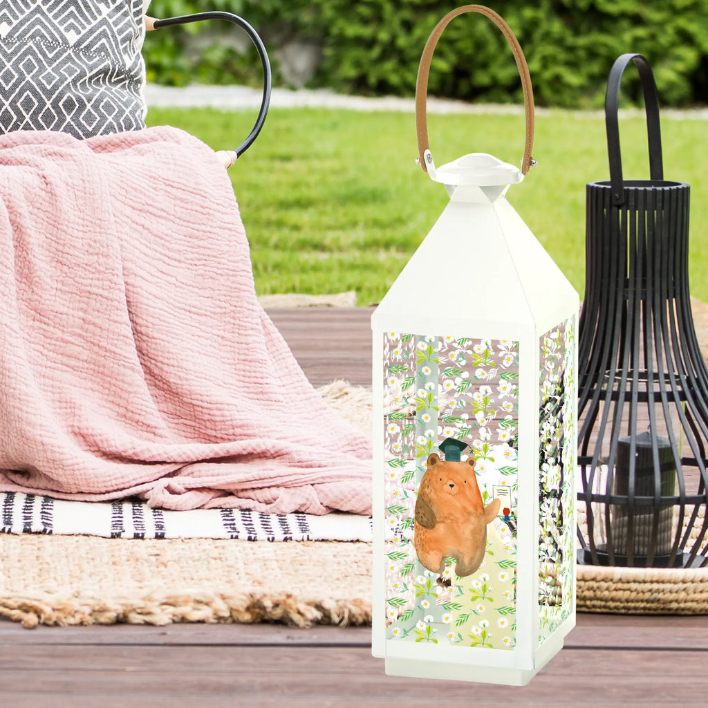 Dekoracyjna latarnia Niedźwiedź Egzamin Innenraum-Laterne, Laterne Wind- und Wetterfest, Laternenlicht, LED-Laterne, Kerzenlaterne, Laterne Beleuchtet, Glaslaterne, Tischlaterne, Holzlaterne, Laterne Spülmaschinenfest (Glas), Metalllaterne, Laterne Klein, Laterne Pastellfarben, Teelichthalter Laterne, Laterne Zum Stellen, Dekolaterne, Laterne Romantisch, Gartenlaterne, Laterne Minimalistisch, Laterne Mit Sternenmuster, Laterne Orientalisch, Outdoor-Laterne, Laterne Modern, Laterne Weiß, Laterne Mit Muster, Laterne Klassisch, Laterne Zum Hängen, Lichterkettenlaterne, Hängelaterne Deko, Laternenwindlicht, Laterne Maritim, Laterne Mit Motiv, Laterne Mit Griff, Laterne Deko, Laternen-Set, Laterne Mit Spiegelglas, Laterne Vintage, Laterne Skandinavisch, Laterne XXL, Windlichtlaterne, Laterne Rustikal, Laterne Landhausstil, Terrasse-Laterne, Laterne Shabby Chic, Lichterlaterne, Deko Laterne, Laterne Mit Blumenmotiv, Bär, Teddy, Teddybär, Prüfung bestanden, Abschluss, Prüfungen, Zeugnis, Abitur, Abschlusszeugnis