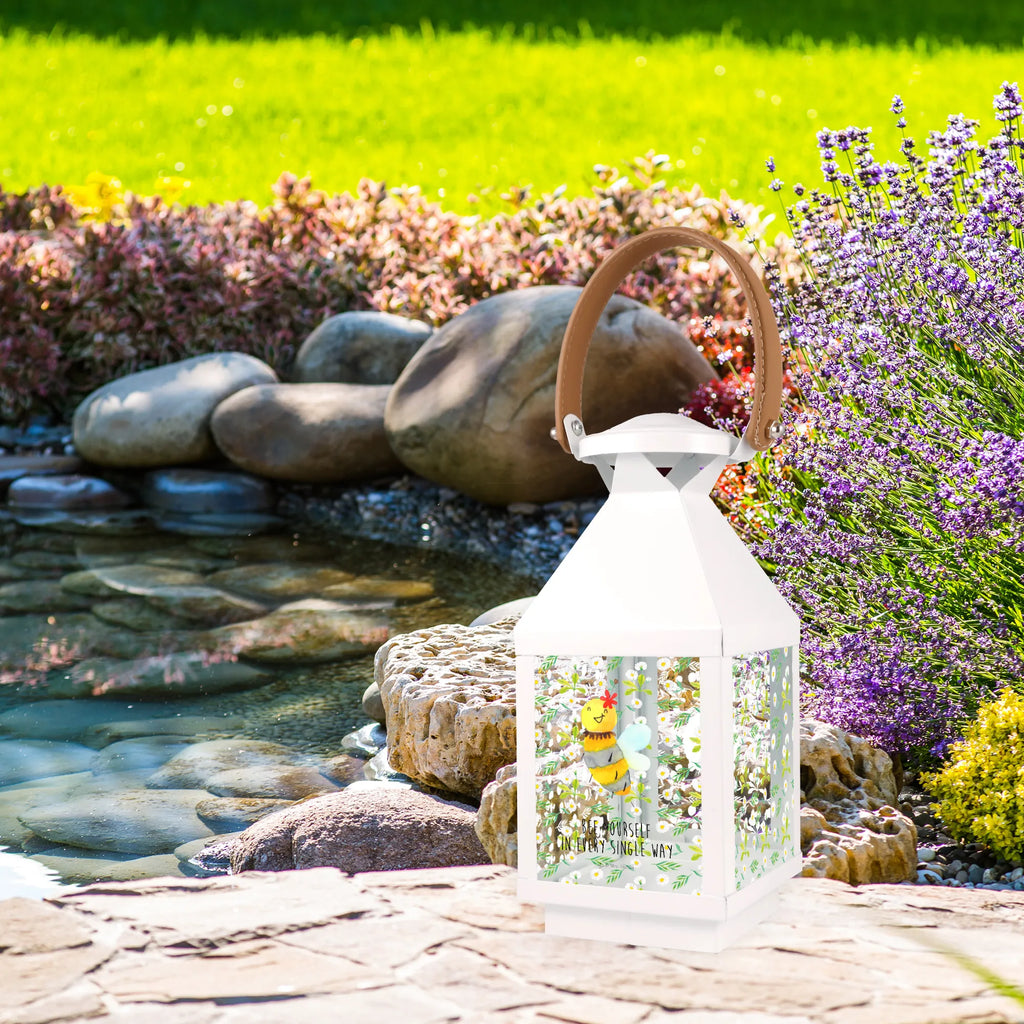 Deko Laterne Biene Blume Holzlaterne, Laternenwindlicht, Laterne Minimalistisch, Lichterkettenlaterne, Laterne XXL, Teelichthalter Laterne, Metalllaterne, Laterne Shabby Chic, Laterne Klein, Terrasse-Laterne, Tischlaterne, Gartenlaterne, Laterne Zum Stellen, Laterne Deko, Laterne Skandinavisch, Laterne Beleuchtet, Laterne Weiß, Laterne Mit Sternenmuster, Laterne Mit Muster, Laterne Rustikal, Lichterlaterne, Laterne Orientalisch, Laternenlicht, Laterne Klassisch, Laterne Mit Motiv, Laterne Landhausstil, Deko Laterne, Laterne Zum Hängen, Kerzenlaterne, Laterne Vintage, Laterne Mit Griff, Outdoor-Laterne, Laterne Pastellfarben, Laterne Mit Spiegelglas, Laterne Romantisch, Laterne Wind- und Wetterfest, Laternen-Set, Glaslaterne, Windlichtlaterne, Laterne Spülmaschinenfest (Glas), Hängelaterne Deko, LED-Laterne, Laterne Mit Blumenmotiv, Dekolaterne, Laterne Maritim, Laterne Modern, Innenraum-Laterne, Biene, Wespe, Hummel