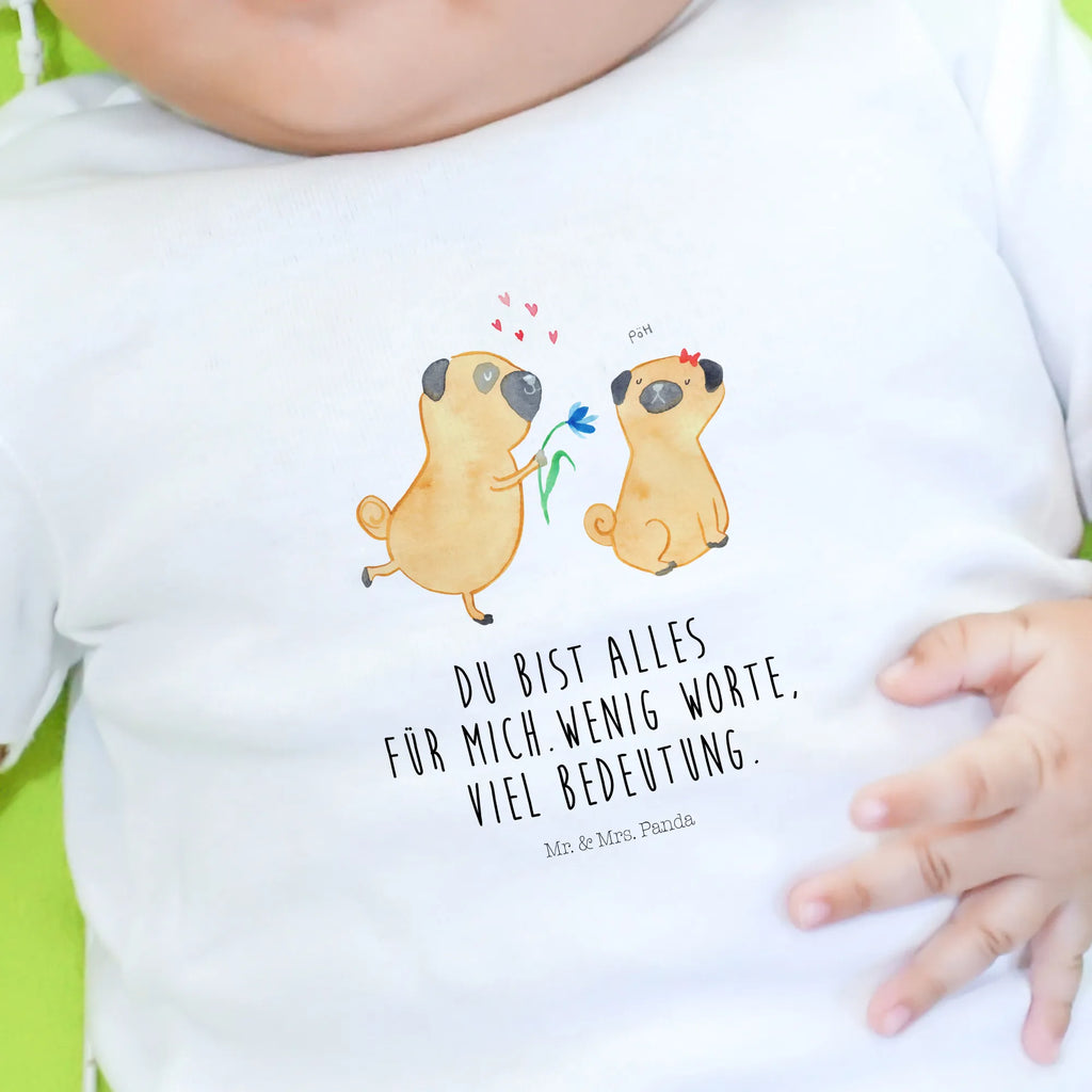 Organiczna koszulka dla niemowląt mops Zakochani Baby Shirt, Baby Shirt Bunt, Baby T-Shirt, Baby Shirt Erstausstattung, Baby Bio Shirt, Baby Kurzarmshirt, Baby Langarmshirt, Baby Shirt Gestreift, Baby Shirt Mit Aufdruck, Baby Pullover, Baby Jerseyshirt, Baby Top, Baby Shirt Alltag, Baby Hemd, Baby Shirt Unisex, Baby Oberteil, Baby Shirt Mit Motiv, Baby Shirt Klassisch, Baby Shirt Neutral, Baby Baumwollshirt, Baby Shirt Junge, Baby Shirt Mädchen, Baby Shirt Zur Geburt, Baby Shirt Grau, Baby Shirt Modern, Süßes Baby Shirt, Lustiges Baby Shirt, Baby Shirt Pastell, Baby Sweatshirt, Baby Shirt Mit Spruch, Baby Shirt Geschenk, Baby Shirt Weiß, Hundemotiv, Sprüche, Haustier, Tierliebhaber, Hund, Hunderasse, Hundebesitzer, Möpse, Partner, Geschenk Freund, Hundeliebe, Verliebt, Mops, Liebesspruch. Verlobt, Liebe
