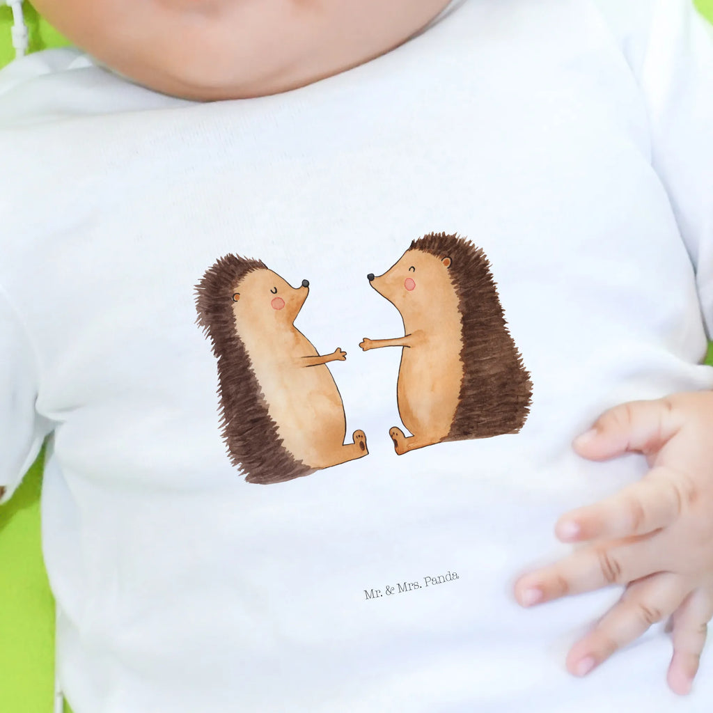 Organiczna koszulka dla niemowląt Miłość jeży Baby Shirt Zur Geburt, Baby Baumwollshirt, Baby Langarmshirt, Baby Shirt Erstausstattung, Baby Shirt Mädchen, Baby Bio Shirt, Baby Shirt Modern, Baby Shirt, Baby Shirt Geschenk, Baby Top, Baby Shirt Neutral, Baby Pullover, Baby Shirt Unisex, Lustiges Baby Shirt, Süßes Baby Shirt, Baby Shirt Mit Spruch, Baby Kurzarmshirt, Baby Shirt Grau, Baby Shirt Weiß, Baby Shirt Junge, Baby Jerseyshirt, Baby Shirt Bunt, Baby T-Shirt, Baby Sweatshirt, Baby Oberteil, Baby Shirt Mit Aufdruck, Baby Hemd, Baby Shirt Mit Motiv, Baby Shirt Klassisch, Baby Shirt Pastell, Baby Shirt Gestreift, Baby Shirt Alltag, Liebe, Partner, Freund, Freundin, Ehemann, Ehefrau, Heiraten, Verlobung, Heiratsantrag, Liebesgeschenk, Jahrestag, Hocheitstag, Verheiratet, Verliebt, Verlobt, Igel, Hochzeitstag, Liebesbeweis, Geschenk, Hochzeit