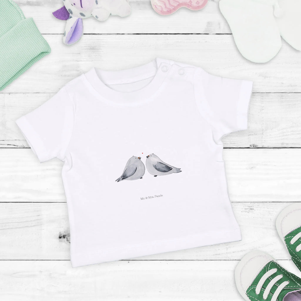Organic Baby Shirt Turteltauben Liebe Baby Shirt Klassisch, Lustiges Baby Shirt, Baby Baumwollshirt, Baby Shirt Mit Aufdruck, Baby Bio Shirt, Süßes Baby Shirt, Baby T-Shirt, Baby Shirt Mit Spruch, Baby Shirt, Baby Hemd, Baby Shirt Grau, Baby Shirt Geschenk, Baby Jerseyshirt, Baby Top, Baby Shirt Gestreift, Baby Shirt Modern, Baby Shirt Mädchen, Baby Langarmshirt, Baby Sweatshirt, Baby Shirt Pastell, Baby Shirt Weiß, Baby Shirt Junge, Baby Shirt Unisex, Baby Shirt Bunt, Baby Shirt Zur Geburt, Baby Shirt Alltag, Baby Shirt Mit Motiv, Baby Shirt Erstausstattung, Baby Shirt Neutral, Baby Oberteil, Baby Kurzarmshirt, Baby Pullover, Heiratsantrag, Partner, Hocheitstag, Ehemann, Liebe, Ehefrau, Jahrestag, Freund, Liebesgeschenk, Verlobung, Freundin, Heiraten, Verlobt, Geschenk Hochzeit, Tauben, Turteltauben, Geschenk Freund, Verliebt, Geschenk Freundin, Verheiratet, Turteltäubchen, Hochzeitstag, Liebesbeweis