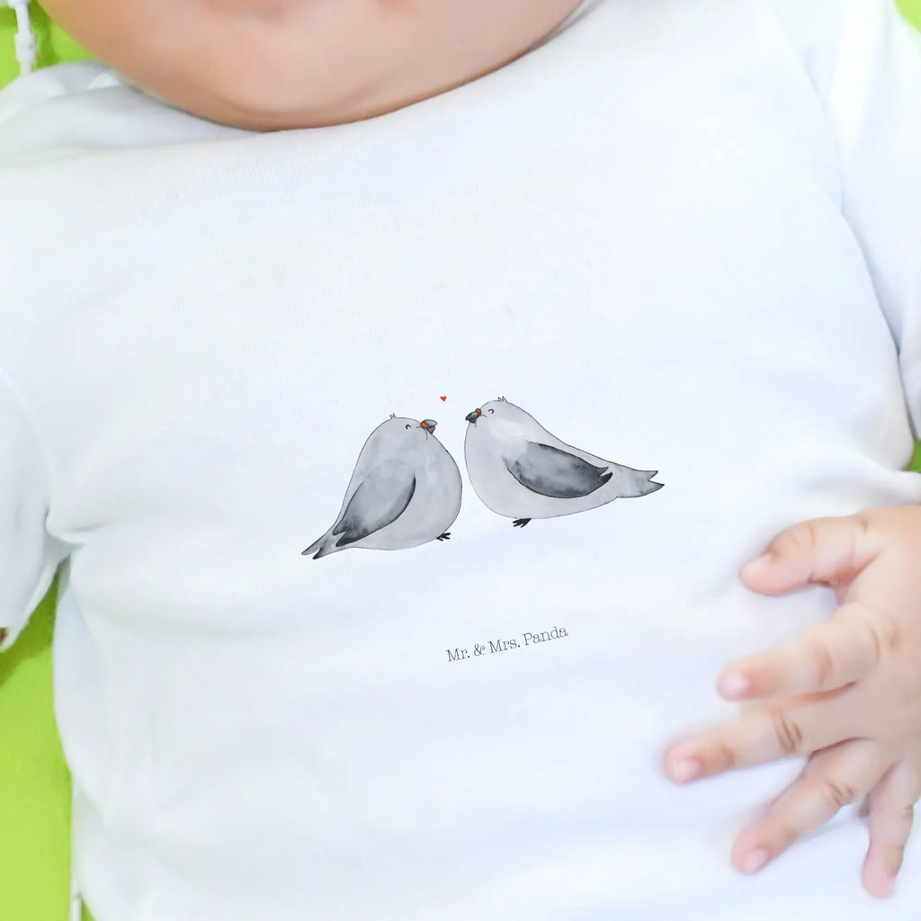 Organic Baby Shirt Turteltauben Liebe Baby Shirt Klassisch, Lustiges Baby Shirt, Baby Baumwollshirt, Baby Shirt Mit Aufdruck, Baby Bio Shirt, Süßes Baby Shirt, Baby T-Shirt, Baby Shirt Mit Spruch, Baby Shirt, Baby Hemd, Baby Shirt Grau, Baby Shirt Geschenk, Baby Jerseyshirt, Baby Top, Baby Shirt Gestreift, Baby Shirt Modern, Baby Shirt Mädchen, Baby Langarmshirt, Baby Sweatshirt, Baby Shirt Pastell, Baby Shirt Weiß, Baby Shirt Junge, Baby Shirt Unisex, Baby Shirt Bunt, Baby Shirt Zur Geburt, Baby Shirt Alltag, Baby Shirt Mit Motiv, Baby Shirt Erstausstattung, Baby Shirt Neutral, Baby Oberteil, Baby Kurzarmshirt, Baby Pullover, Heiratsantrag, Partner, Hocheitstag, Ehemann, Liebe, Ehefrau, Jahrestag, Freund, Liebesgeschenk, Verlobung, Freundin, Heiraten, Verlobt, Geschenk Hochzeit, Tauben, Turteltauben, Geschenk Freund, Verliebt, Geschenk Freundin, Verheiratet, Turteltäubchen, Hochzeitstag, Liebesbeweis