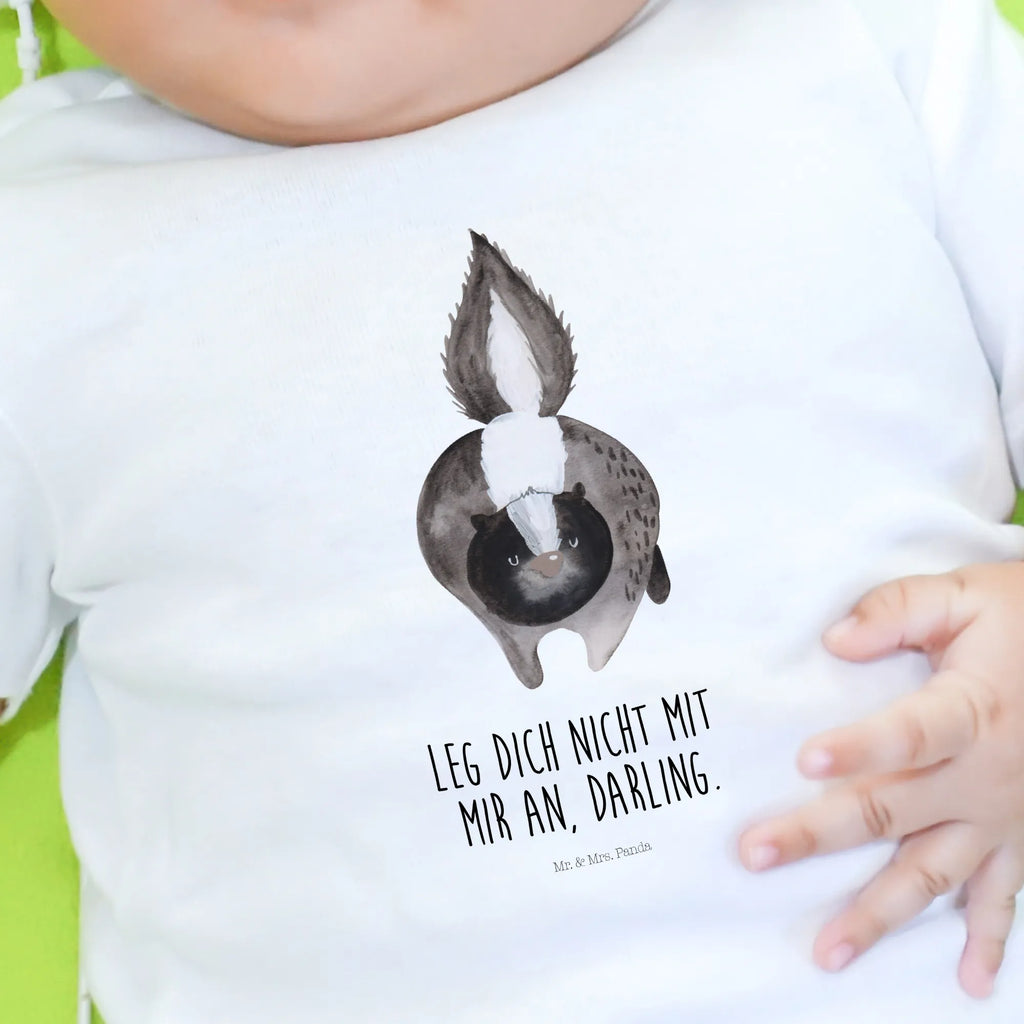 Organic Baby Shirt Stinktier Angriff Süßes Baby Shirt, Baby Shirt Unisex, Baby Shirt Junge, Baby Shirt Gestreift, Baby Pullover, Baby Langarmshirt, Baby Sweatshirt, Baby Shirt Weiß, Baby Shirt, Baby T-Shirt, Baby Shirt Erstausstattung, Baby Shirt Mit Aufdruck, Baby Shirt Mädchen, Baby Jerseyshirt, Baby Shirt Pastell, Baby Shirt Neutral, Baby Shirt Geschenk, Baby Shirt Grau, Baby Top, Baby Shirt Mit Motiv, Baby Shirt Alltag, Baby Shirt Klassisch, Baby Shirt Bunt, Baby Bio Shirt, Baby Kurzarmshirt, Lustiges Baby Shirt, Baby Oberteil, Baby Shirt Zur Geburt, Baby Shirt Mit Spruch, Baby Hemd, Baby Shirt Modern, Baby Baumwollshirt, Skunk, Stinktier, Stinki, Stinker, wütend, Wildtier, Drohung, Raubtier