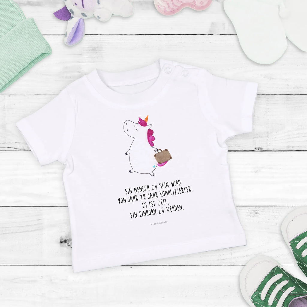 Organiczna koszulka dla niemowląt Jednorożec walizka Baby Baumwollshirt, Baby Shirt, Baby Langarmshirt, Baby T-Shirt, Baby Shirt Alltag, Baby Shirt Zur Geburt, Süßes Baby Shirt, Baby Shirt Geschenk, Baby Shirt Grau, Baby Oberteil, Baby Shirt Mit Motiv, Baby Bio Shirt, Baby Shirt Junge, Baby Pullover, Baby Shirt Mit Aufdruck, Baby Top, Baby Shirt Neutral, Baby Shirt Klassisch, Baby Shirt Mädchen, Baby Shirt Gestreift, Baby Shirt Erstausstattung, Baby Kurzarmshirt, Baby Shirt Weiß, Baby Shirt Pastell, Baby Sweatshirt, Baby Jerseyshirt, Baby Shirt Unisex, Baby Shirt Bunt, Baby Hemd, Baby Shirt Mit Spruch, Lustiges Baby Shirt, Baby Shirt Modern, Einhorn Deko, Einhörner, Einhorn, Unicorn, Abenteuer, Erwachsen, Kind, Witzig, Spaß, Gepäck, Reise, Verreisen, Lustig, Albern, Koffer