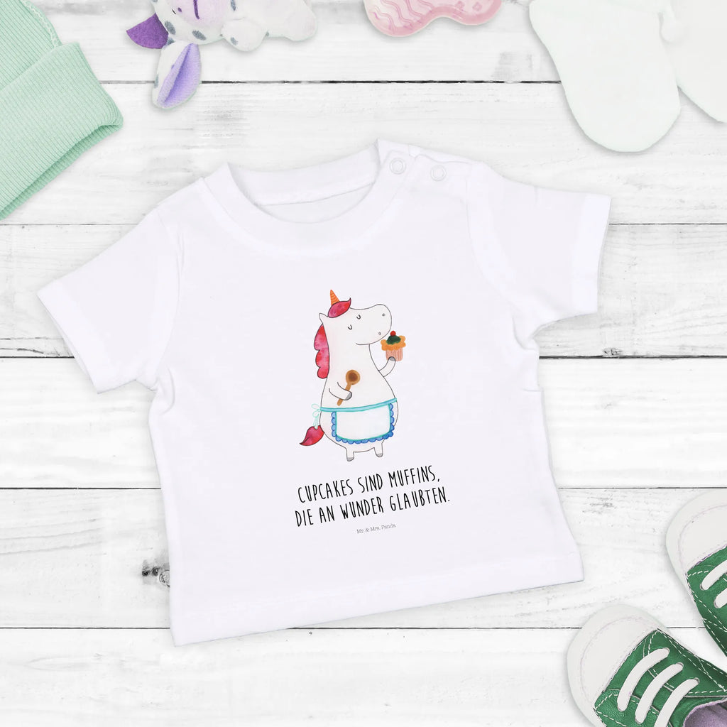 Organiczna koszulka dla niemowląt Jednorożec Kuchnia Baby Shirt Alltag, Baby Shirt Grau, Baby Shirt Erstausstattung, Baby Pullover, Baby Shirt Zur Geburt, Baby Shirt Weiß, Baby Jerseyshirt, Baby Shirt Neutral, Baby Shirt Mädchen, Baby Shirt Mit Motiv, Baby Shirt, Baby Top, Baby Shirt Mit Aufdruck, Baby Hemd, Baby Shirt Unisex, Baby Baumwollshirt, Lustiges Baby Shirt, Baby Shirt Bunt, Baby Bio Shirt, Baby Langarmshirt, Baby Shirt Gestreift, Baby Shirt Geschenk, Süßes Baby Shirt, Baby Shirt Mit Spruch, Baby Shirt Modern, Baby T-Shirt, Baby Sweatshirt, Baby Shirt Pastell, Baby Shirt Klassisch, Baby Shirt Junge, Baby Oberteil, Baby Kurzarmshirt, Unicorn, Einhorn Deko, Einhorn, Einhörner, Muffin, Träumen, Bäckerin, Torte, Träumer, Kuchen, Hobbykoch, Motivation, Backen, Koch