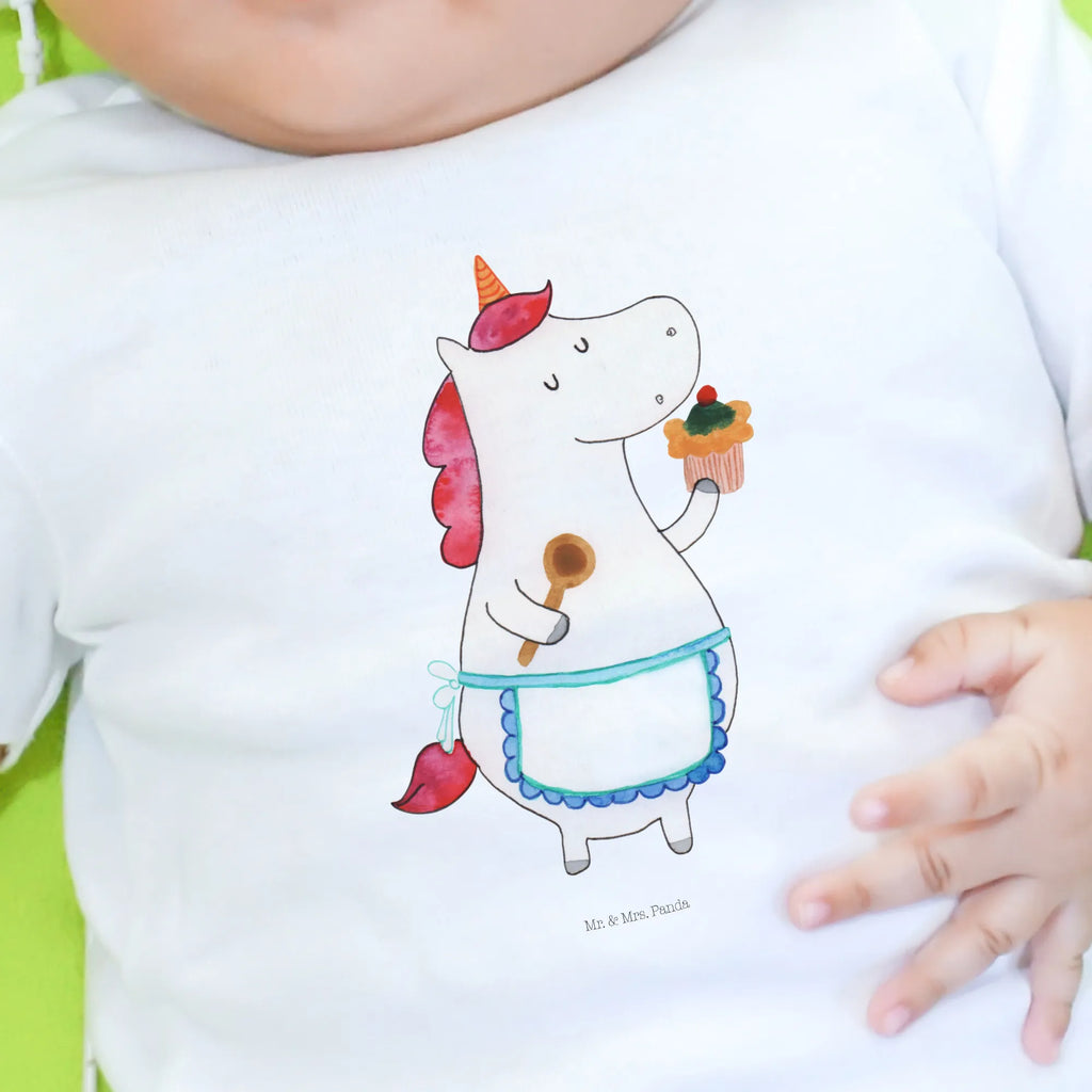 Organiczna koszulka dla niemowląt Jednorożec Kuchnia Baby Shirt Alltag, Baby Shirt Grau, Baby Shirt Erstausstattung, Baby Pullover, Baby Shirt Zur Geburt, Baby Shirt Weiß, Baby Jerseyshirt, Baby Shirt Neutral, Baby Shirt Mädchen, Baby Shirt Mit Motiv, Baby Shirt, Baby Top, Baby Shirt Mit Aufdruck, Baby Hemd, Baby Shirt Unisex, Baby Baumwollshirt, Lustiges Baby Shirt, Baby Shirt Bunt, Baby Bio Shirt, Baby Langarmshirt, Baby Shirt Gestreift, Baby Shirt Geschenk, Süßes Baby Shirt, Baby Shirt Mit Spruch, Baby Shirt Modern, Baby T-Shirt, Baby Sweatshirt, Baby Shirt Pastell, Baby Shirt Klassisch, Baby Shirt Junge, Baby Oberteil, Baby Kurzarmshirt, Unicorn, Einhorn Deko, Einhorn, Einhörner, Muffin, Träumen, Bäckerin, Torte, Träumer, Kuchen, Hobbykoch, Motivation, Backen, Koch