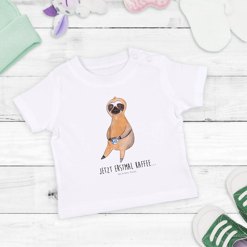 Organiczna koszulka dla niemowląt Leniwiec kawa Baby Kurzarmshirt, Baby Sweatshirt, Süßes Baby Shirt, Baby Pullover, Baby Shirt Gestreift, Baby Shirt Mit Spruch, Baby Top, Lustiges Baby Shirt, Baby Shirt Zur Geburt, Baby Shirt Neutral, Baby Shirt Pastell, Baby Shirt Mit Motiv, Baby Oberteil, Baby Shirt Mit Aufdruck, Baby Shirt Bunt, Baby Shirt Klassisch, Baby Shirt Unisex, Baby Shirt Geschenk, Baby Shirt Mädchen, Baby Baumwollshirt, Baby Shirt Erstausstattung, Baby Shirt, Baby Shirt Weiß, Baby Shirt Junge, Baby Hemd, Baby Shirt Modern, Baby Shirt Grau, Baby Bio Shirt, Baby Langarmshirt, Baby T-Shirt, Baby Jerseyshirt, Baby Shirt Alltag, Faultier, Faultier Deko, Faultier Geschenk, Erster Kaffee, Morgenmuffel, Frühaufsteher, Faultiere, Kaffeetasse, Kaffeegetränk, Genießer, Coffee, Kaffee, Lieblingstier, faul