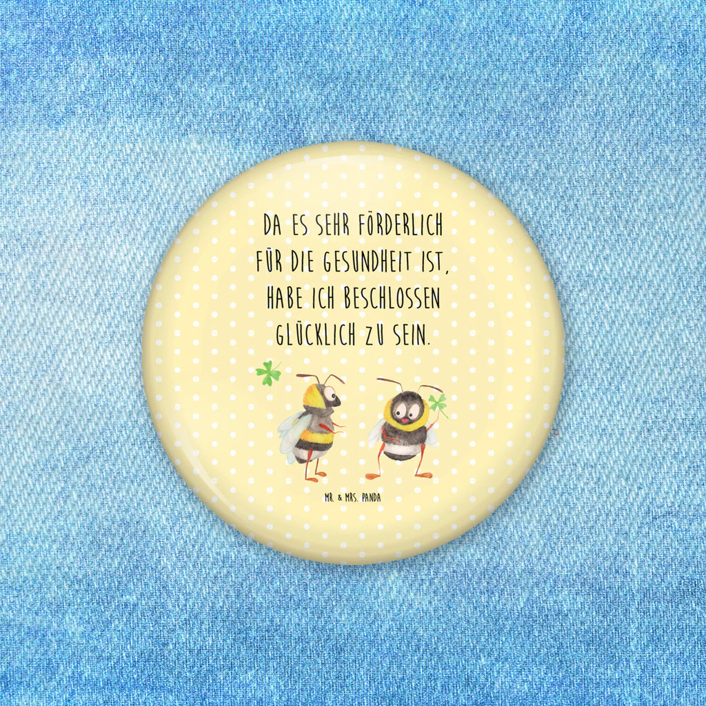 Button Hummeln mit Kleeblatt Button-Motiv 50 mm, Badge 50 mm, Werbebutton 50 mm, Button-Presse 50 mm, Eventbutton 50 mm, Button-Edition 50 mm, Pin 50 mm, Pin-Button 50 mm, Button 50 mm, Button-Lieferung 50 mm, Runde Buttons 50 mm, Button-Badge 50 mm, Button-Anstecker 50 mm, Marketingbutton 50 mm, Festivalbutton 50 mm, Button-Sonderedition 50 mm, Sammlerbutton 50 mm, Button-Button 50 mm, Button-Emblem 50 mm, Ansteckbutton 50 mm, Button-Pin 50 mm, Vereinsbutton 50 mm, Button Abzeichen 50 mm, Button-Design 50 mm, Button-Sujet 50 mm, Button-Druck 50 mm, Button-Logo 50 mm, Button-Set 50 mm, Button-Kollektion 50 mm, Tiermotive, Gute Laune, lustige Sprüche, Tiere, Biene Deko, Hummel, Biene, Spruch schön, glücklich werden, Spruch positiv, glücklich sein, Spruch fröhlich