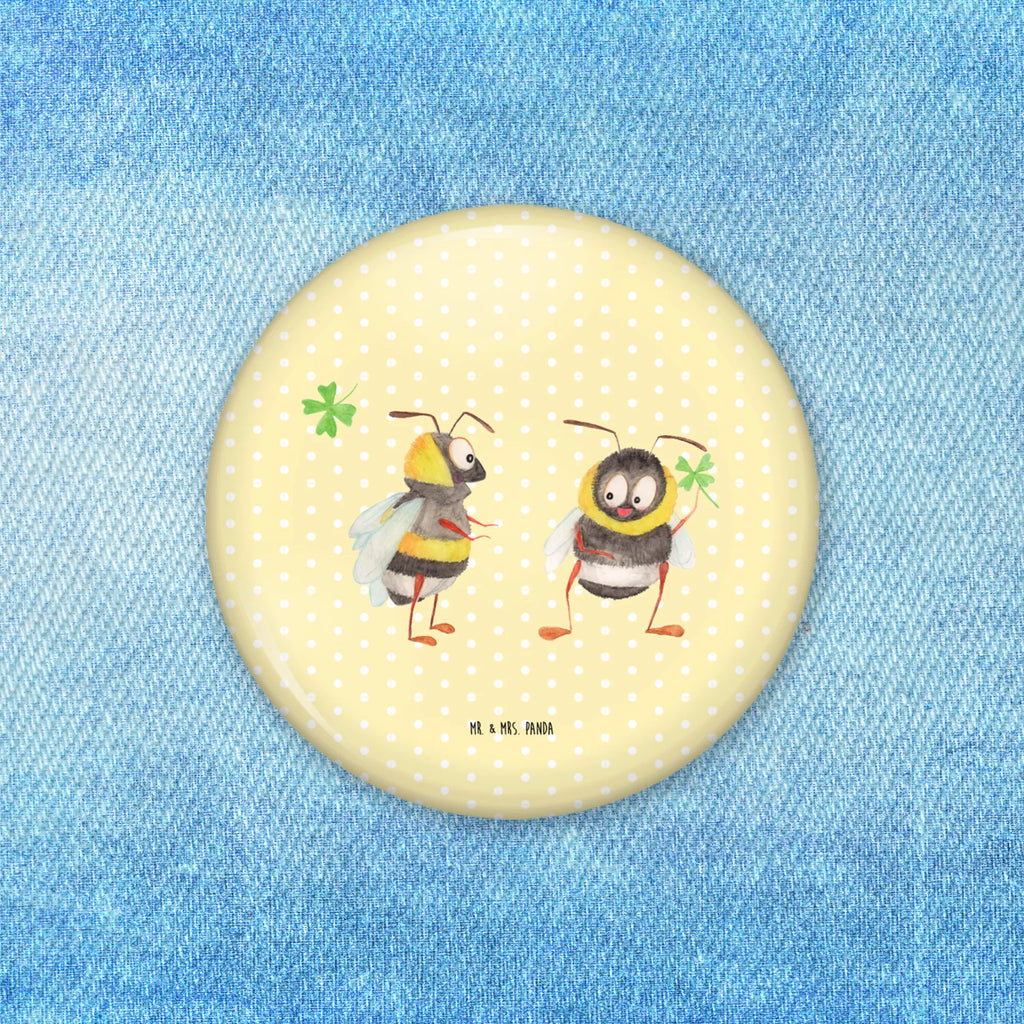 Button Hummeln mit Kleeblatt Button-Motiv 50 mm, Badge 50 mm, Werbebutton 50 mm, Button-Presse 50 mm, Eventbutton 50 mm, Button-Edition 50 mm, Pin 50 mm, Pin-Button 50 mm, Button 50 mm, Button-Lieferung 50 mm, Runde Buttons 50 mm, Button-Badge 50 mm, Button-Anstecker 50 mm, Marketingbutton 50 mm, Festivalbutton 50 mm, Button-Sonderedition 50 mm, Sammlerbutton 50 mm, Button-Button 50 mm, Button-Emblem 50 mm, Ansteckbutton 50 mm, Button-Pin 50 mm, Vereinsbutton 50 mm, Button Abzeichen 50 mm, Button-Design 50 mm, Button-Sujet 50 mm, Button-Druck 50 mm, Button-Logo 50 mm, Button-Set 50 mm, Button-Kollektion 50 mm, Tiermotive, Gute Laune, lustige Sprüche, Tiere, Biene Deko, Hummel, Biene, Spruch schön, glücklich werden, Spruch positiv, glücklich sein, Spruch fröhlich