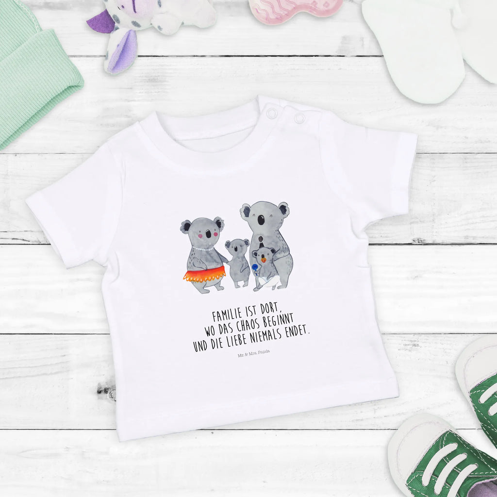 Organiczna koszulka dla niemowląt Rodzina koali Baby Shirt Alltag, Baby T-Shirt, Baby Shirt Bunt, Baby Shirt Grau, Baby Sweatshirt, Baby Jerseyshirt, Baby Shirt Erstausstattung, Baby Shirt Gestreift, Baby Kurzarmshirt, Baby Bio Shirt, Lustiges Baby Shirt, Süßes Baby Shirt, Baby Top, Baby Shirt Klassisch, Baby Shirt Modern, Baby Shirt Unisex, Baby Shirt Weiß, Baby Shirt Mädchen, Baby Shirt Zur Geburt, Baby Hemd, Baby Shirt Neutral, Baby Shirt Geschenk, Baby Baumwollshirt, Baby Shirt Pastell, Baby Langarmshirt, Baby Shirt Junge, Baby Oberteil, Baby Shirt Mit Aufdruck, Baby Shirt Mit Spruch, Baby Shirt, Baby Pullover, Baby Shirt Mit Motiv, Familie, Vatertag, Muttertag, Bruder, Schwester, Mama, Papa, Oma, Opa, Geschwister, Familienleben, Family, Koala, Koalas, Kinder