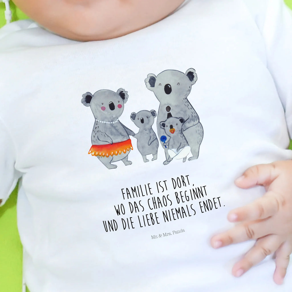 Organiczna koszulka dla niemowląt Rodzina koali Baby Shirt Alltag, Baby T-Shirt, Baby Shirt Bunt, Baby Shirt Grau, Baby Sweatshirt, Baby Jerseyshirt, Baby Shirt Erstausstattung, Baby Shirt Gestreift, Baby Kurzarmshirt, Baby Bio Shirt, Lustiges Baby Shirt, Süßes Baby Shirt, Baby Top, Baby Shirt Klassisch, Baby Shirt Modern, Baby Shirt Unisex, Baby Shirt Weiß, Baby Shirt Mädchen, Baby Shirt Zur Geburt, Baby Hemd, Baby Shirt Neutral, Baby Shirt Geschenk, Baby Baumwollshirt, Baby Shirt Pastell, Baby Langarmshirt, Baby Shirt Junge, Baby Oberteil, Baby Shirt Mit Aufdruck, Baby Shirt Mit Spruch, Baby Shirt, Baby Pullover, Baby Shirt Mit Motiv, Familie, Vatertag, Muttertag, Bruder, Schwester, Mama, Papa, Oma, Opa, Geschwister, Familienleben, Family, Koala, Koalas, Kinder