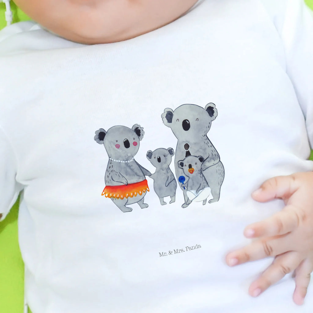 Organiczna koszulka dla niemowląt Rodzina koali Baby Shirt Alltag, Baby T-Shirt, Baby Shirt Bunt, Baby Shirt Grau, Baby Sweatshirt, Baby Jerseyshirt, Baby Shirt Erstausstattung, Baby Shirt Gestreift, Baby Kurzarmshirt, Baby Bio Shirt, Lustiges Baby Shirt, Süßes Baby Shirt, Baby Top, Baby Shirt Klassisch, Baby Shirt Modern, Baby Shirt Unisex, Baby Shirt Weiß, Baby Shirt Mädchen, Baby Shirt Zur Geburt, Baby Hemd, Baby Shirt Neutral, Baby Shirt Geschenk, Baby Baumwollshirt, Baby Shirt Pastell, Baby Langarmshirt, Baby Shirt Junge, Baby Oberteil, Baby Shirt Mit Aufdruck, Baby Shirt Mit Spruch, Baby Shirt, Baby Pullover, Baby Shirt Mit Motiv, Familie, Vatertag, Muttertag, Bruder, Schwester, Mama, Papa, Oma, Opa, Geschwister, Familienleben, Family, Koala, Koalas, Kinder