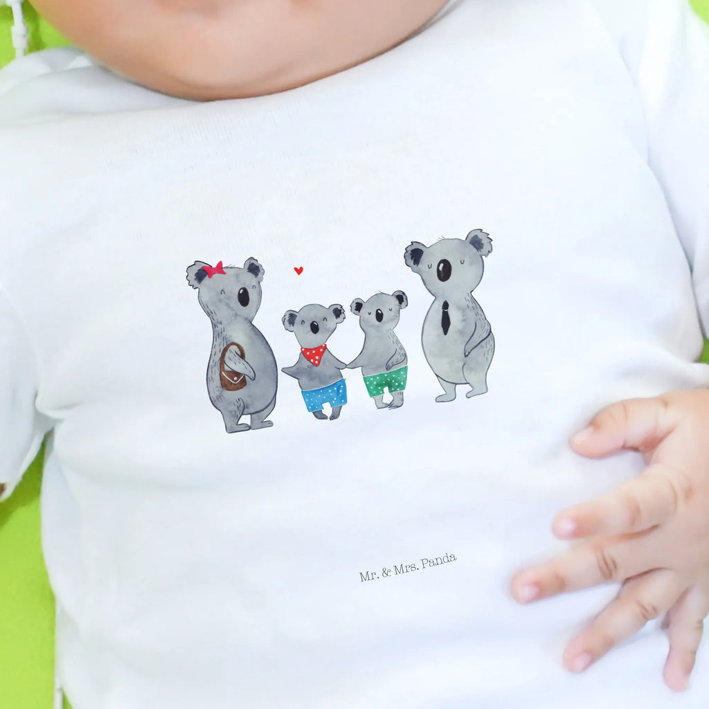 Organiczna koszulka dla niemowląt Rodzina koali dwa Baby Shirt Mit Aufdruck, Süßes Baby Shirt, Baby Kurzarmshirt, Baby Shirt Neutral, Baby Langarmshirt, Baby Shirt Mit Spruch, Baby Jerseyshirt, Baby Hemd, Baby Shirt Bunt, Baby Shirt Unisex, Baby Shirt Gestreift, Baby Shirt Zur Geburt, Baby Shirt Alltag, Baby Shirt Geschenk, Baby Shirt, Baby T-Shirt, Baby Shirt Weiß, Baby Shirt Grau, Baby Pullover, Baby Bio Shirt, Baby Baumwollshirt, Baby Shirt Klassisch, Baby Shirt Erstausstattung, Baby Top, Baby Shirt Junge, Baby Shirt Mädchen, Baby Shirt Modern, Baby Oberteil, Baby Shirt Mit Motiv, Baby Sweatshirt, Lustiges Baby Shirt, Baby Shirt Pastell, Vatertag, Muttertag, Familie, Schwester, Bruder, Mama, Papa, Oma, Opa, Familienzeit, Beste Familie, Lieblingsfamilie, Koalafamilie, Koala, Familienleben, Koalabär