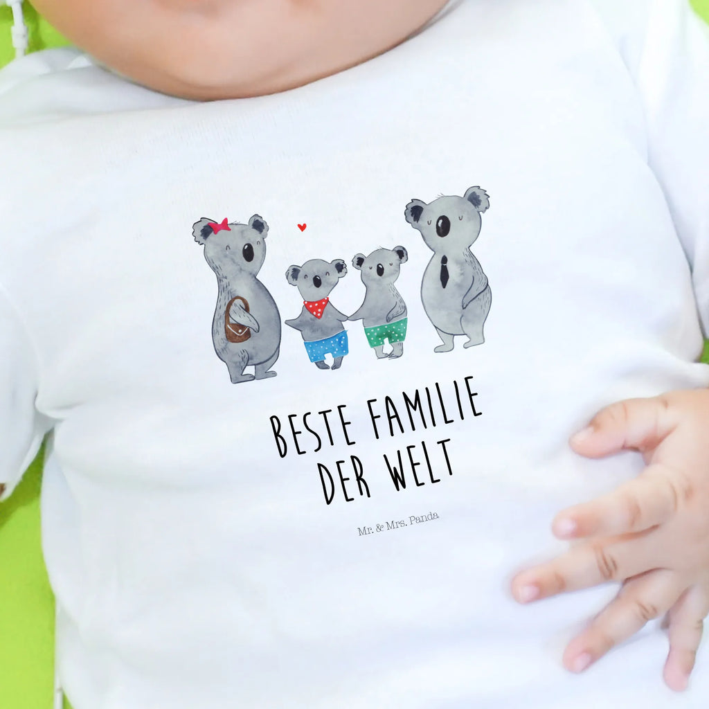 Organiczna koszulka dla niemowląt Rodzina koali dwa Baby Shirt Mit Aufdruck, Süßes Baby Shirt, Baby Kurzarmshirt, Baby Shirt Neutral, Baby Langarmshirt, Baby Shirt Mit Spruch, Baby Jerseyshirt, Baby Hemd, Baby Shirt Bunt, Baby Shirt Unisex, Baby Shirt Gestreift, Baby Shirt Zur Geburt, Baby Shirt Alltag, Baby Shirt Geschenk, Baby Shirt, Baby T-Shirt, Baby Shirt Weiß, Baby Shirt Grau, Baby Pullover, Baby Bio Shirt, Baby Baumwollshirt, Baby Shirt Klassisch, Baby Shirt Erstausstattung, Baby Top, Baby Shirt Junge, Baby Shirt Mädchen, Baby Shirt Modern, Baby Oberteil, Baby Shirt Mit Motiv, Baby Sweatshirt, Lustiges Baby Shirt, Baby Shirt Pastell, Vatertag, Muttertag, Familie, Schwester, Bruder, Mama, Papa, Oma, Opa, Familienzeit, Beste Familie, Lieblingsfamilie, Koalafamilie, Koala, Familienleben, Koalabär