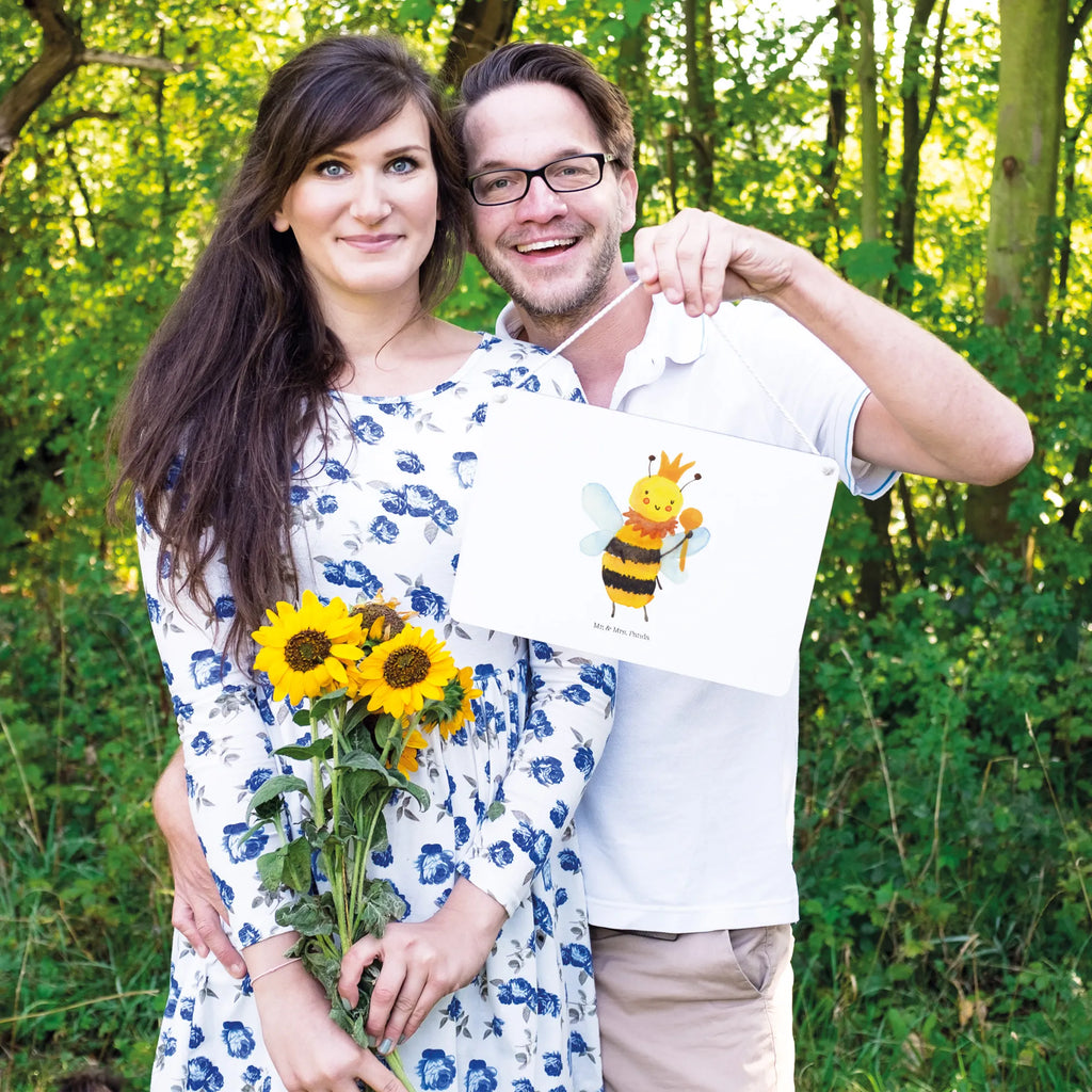 Deko Schild Biene König Dekoschild Handgemacht, Deko schild Modern, Dekoschild Für Freunde, Deko schild Mit Spruch, Deko schild Für Balkon, Schild Zum Hinstellen, Dekoschild Aus Holz, Holzschild, Deko Schild, Shabby Chic Schild, Deko schild Landhausstil, Spruchschild, Wanddeko Schild, Dekoschild Für Flur, Dekoschild, Deko schild Für Küche, Dekoschild Geschenk, Dekoschild Groß, Dekoschild Zum Aufhängen, Deko schild Mit Motiv, Deko schild Für Wohnzimmer, Deko schild Mit Blumenmotiv, Vintage Schild, Türschild, Deko schild Mit Herz, Dekos child Für Garten, Lustiges Deko schild, Deko Wandtafel, Rustikales Deko schild, Dekoschild Für Familie, Schild Zum Aufstellen, Wandschild, Dekoschild Für Badezimmer, Schild Aus Metall, Metallschild, Schild Aus Holz, Deko schild Mit Lebensweisheit, Dekoschild Klein, Türschild Mit Spruch, Deko schild Liebevoll Gestaltet, Biene, Wespe, Hummel