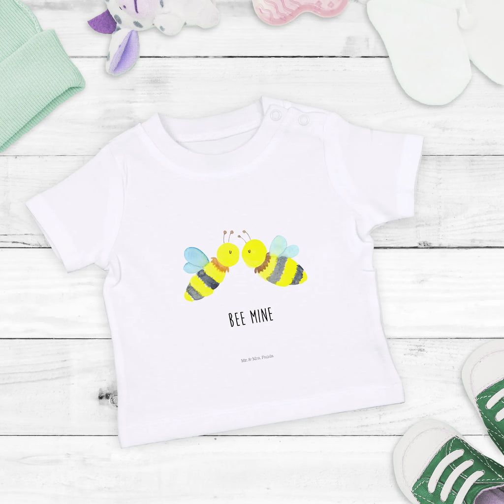 Organic Baby Shirt Biene Liebe Baby Shirt Alltag, Baby Shirt Klassisch, Baby Jerseyshirt, Baby Shirt Zur Geburt, Baby Bio Shirt, Baby Langarmshirt, Baby T-Shirt, Baby Top, Baby Shirt Erstausstattung, Baby Shirt Weiß, Süßes Baby Shirt, Baby Shirt Grau, Baby Oberteil, Baby Shirt, Baby Shirt Mit Aufdruck, Lustiges Baby Shirt, Baby Shirt Geschenk, Baby Shirt Mädchen, Baby Pullover, Baby Sweatshirt, Baby Shirt Unisex, Baby Shirt Neutral, Baby Shirt Junge, Baby Shirt Modern, Baby Shirt Bunt, Baby Hemd, Baby Shirt Mit Spruch, Baby Shirt Gestreift, Baby Shirt Mit Motiv, Baby Kurzarmshirt, Baby Baumwollshirt, Baby Shirt Pastell, Hummel, Biene, Wespe