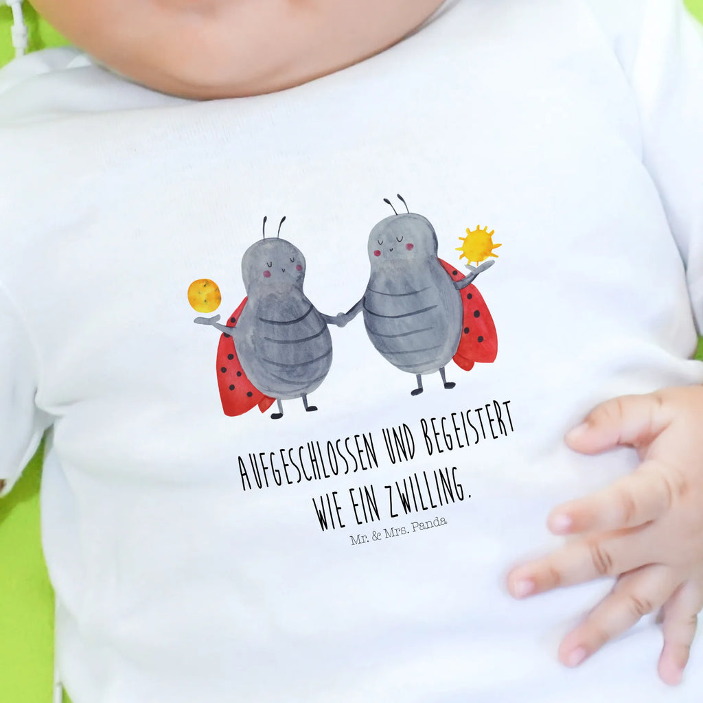 Organiczna koszulka dla niemowląt znak zodiaku Bliźniak Baby Shirt Alltag, Baby Shirt Geschenk, Baby Shirt Bunt, Baby Sweatshirt, Baby Shirt, Baby T-Shirt, Baby Shirt Mit Aufdruck, Baby Hemd, Baby Jerseyshirt, Süßes Baby Shirt, Baby Kurzarmshirt, Baby Baumwollshirt, Baby Shirt Modern, Baby Shirt Gestreift, Baby Shirt Grau, Lustiges Baby Shirt, Baby Langarmshirt, Baby Bio Shirt, Baby Shirt Mädchen, Baby Oberteil, Baby Shirt Zur Geburt, Baby Shirt Pastell, Baby Shirt Mit Spruch, Baby Shirt Erstausstattung, Baby Shirt Klassisch, Baby Shirt Mit Motiv, Baby Shirt Weiß, Baby Pullover, Baby Shirt Neutral, Baby Top, Baby Shirt Unisex, Baby Shirt Junge, Horoskop, Astrologie, Sternzeichen, Aszendent, Tierkreiszeichen, Zwillingsbruder, Zwilling Geschenk, Geschenk Mai, Glückskäfer, Marienkäfer, Geschenk Juni, Zwillingsschwester, Zwillinge, Geburtstag Mai, Zwilling Sternzeichen