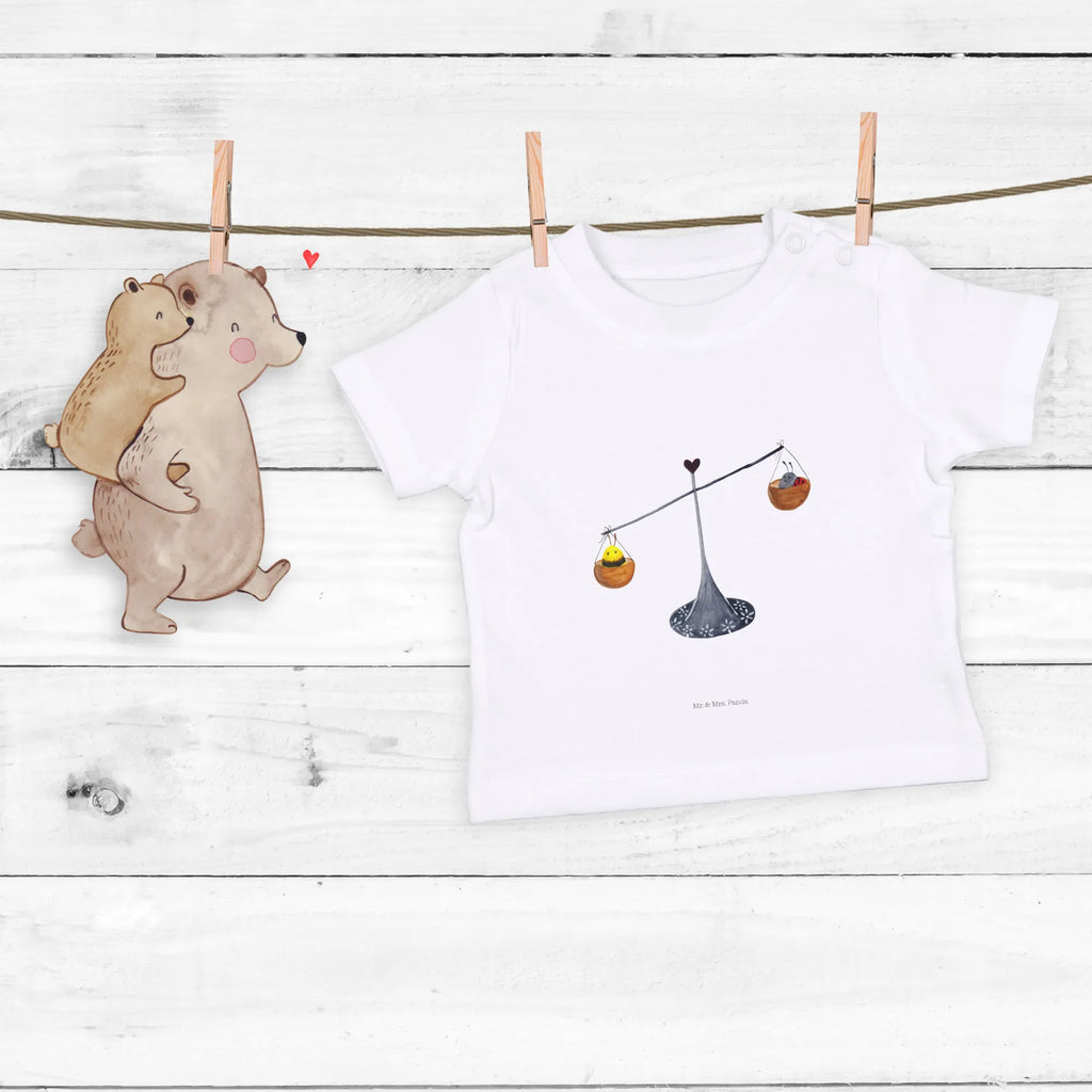 Organiczna koszulka dla niemowląt Znak zodiaku waga Baby Pullover, Baby Shirt, Baby Shirt Mit Aufdruck, Baby Bio Shirt, Baby Shirt Geschenk, Baby Shirt Junge, Baby Top, Baby Hemd, Baby Shirt Erstausstattung, Baby Shirt Neutral, Baby Shirt Mädchen, Baby Sweatshirt, Baby Shirt Mit Spruch, Baby Jerseyshirt, Baby Shirt Zur Geburt, Baby Oberteil, Baby Shirt Weiß, Baby Shirt Gestreift, Baby T-Shirt, Baby Shirt Mit Motiv, Süßes Baby Shirt, Baby Baumwollshirt, Baby Shirt Klassisch, Baby Shirt Alltag, Baby Langarmshirt, Baby Kurzarmshirt, Baby Shirt Modern, Baby Shirt Grau, Baby Shirt Unisex, Baby Shirt Bunt, Lustiges Baby Shirt, Baby Shirt Pastell, Tierkreiszeichen, Sternzeichen, Horoskop, Astrologie, Aszendent, Hummel, Waage Sternzeichen, Waage Geschenk, Geburtstag September, Waage, Marienkäfer, Geschenk September, Geschenk Oktober, Geburtstag Oktober, Biene, Gleichgewicht