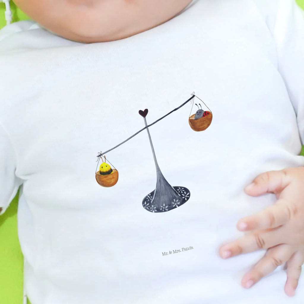 Organiczna koszulka dla niemowląt Znak zodiaku waga Baby Pullover, Baby Shirt, Baby Shirt Mit Aufdruck, Baby Bio Shirt, Baby Shirt Geschenk, Baby Shirt Junge, Baby Top, Baby Hemd, Baby Shirt Erstausstattung, Baby Shirt Neutral, Baby Shirt Mädchen, Baby Sweatshirt, Baby Shirt Mit Spruch, Baby Jerseyshirt, Baby Shirt Zur Geburt, Baby Oberteil, Baby Shirt Weiß, Baby Shirt Gestreift, Baby T-Shirt, Baby Shirt Mit Motiv, Süßes Baby Shirt, Baby Baumwollshirt, Baby Shirt Klassisch, Baby Shirt Alltag, Baby Langarmshirt, Baby Kurzarmshirt, Baby Shirt Modern, Baby Shirt Grau, Baby Shirt Unisex, Baby Shirt Bunt, Lustiges Baby Shirt, Baby Shirt Pastell, Tierkreiszeichen, Sternzeichen, Horoskop, Astrologie, Aszendent, Hummel, Waage Sternzeichen, Waage Geschenk, Geburtstag September, Waage, Marienkäfer, Geschenk September, Geschenk Oktober, Geburtstag Oktober, Biene, Gleichgewicht