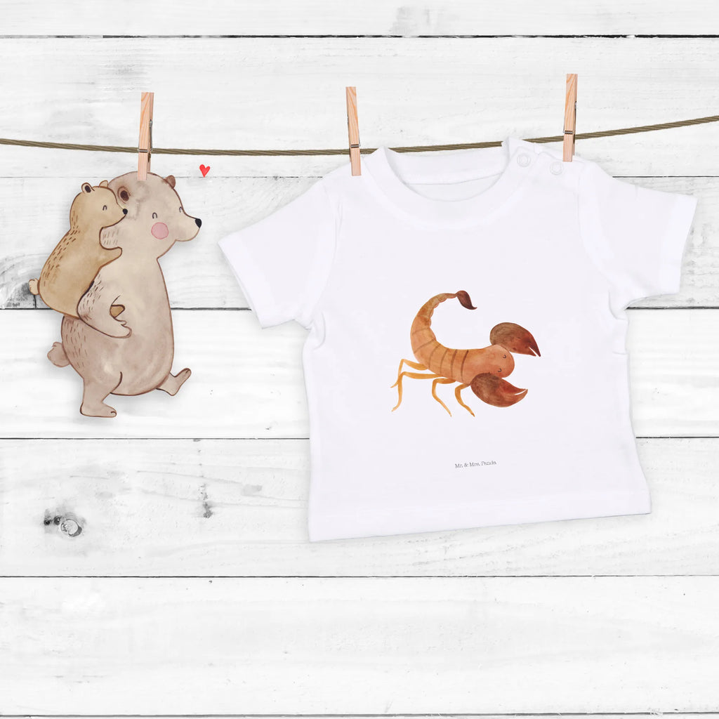 Organiczna koszulka dla niemowląt znak zodiaku Skorpion Baby Langarmshirt, Baby Shirt Zur Geburt, Baby Shirt Modern, Baby Baumwollshirt, Baby Shirt Erstausstattung, Baby Shirt Weiß, Baby Top, Baby Shirt Pastell, Baby Shirt Grau, Baby Shirt Alltag, Baby Shirt Neutral, Baby Shirt Mit Spruch, Baby Shirt Mit Motiv, Baby Shirt Junge, Baby Shirt Klassisch, Baby Kurzarmshirt, Baby T-Shirt, Baby Shirt Mit Aufdruck, Baby Shirt, Baby Shirt Geschenk, Baby Shirt Unisex, Süßes Baby Shirt, Baby Jerseyshirt, Baby Oberteil, Baby Shirt Bunt, Baby Shirt Gestreift, Lustiges Baby Shirt, Baby Pullover, Baby Shirt Mädchen, Baby Hemd, Baby Bio Shirt, Baby Sweatshirt, Horoskop, Astrologie, Sternzeichen, Aszendent, Tierkreiszeichen, Skorpion Sternzeichen, Geschenk Oktober, Geburtstag Oktober, Geburtstag November, Skorpione, Geschenk November, Skorpion Geschenk