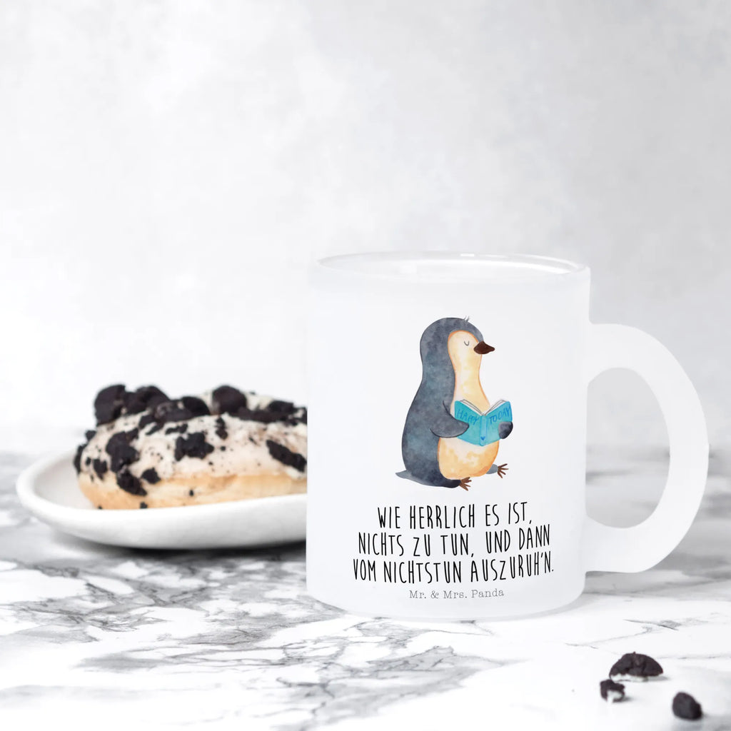 Glass tea cup Penguin A book Teetasse, Teegläser, becher glas, Teeglas, Tasse, Tasse Für Tee, Teetasse Glas, Glas Teebecher, Große Teetasse, getränkeglas, becher für tee, Tee Tasse, Trinkglas, glastasse, Becher, Teetasse aus Glas, tasse glas, Glasbecher, Pinguin, Faulenzen, Lesen, Buch, Nichtstun, Bücherwurm, Ferien, Pinguine, Freizeit, Urlaub