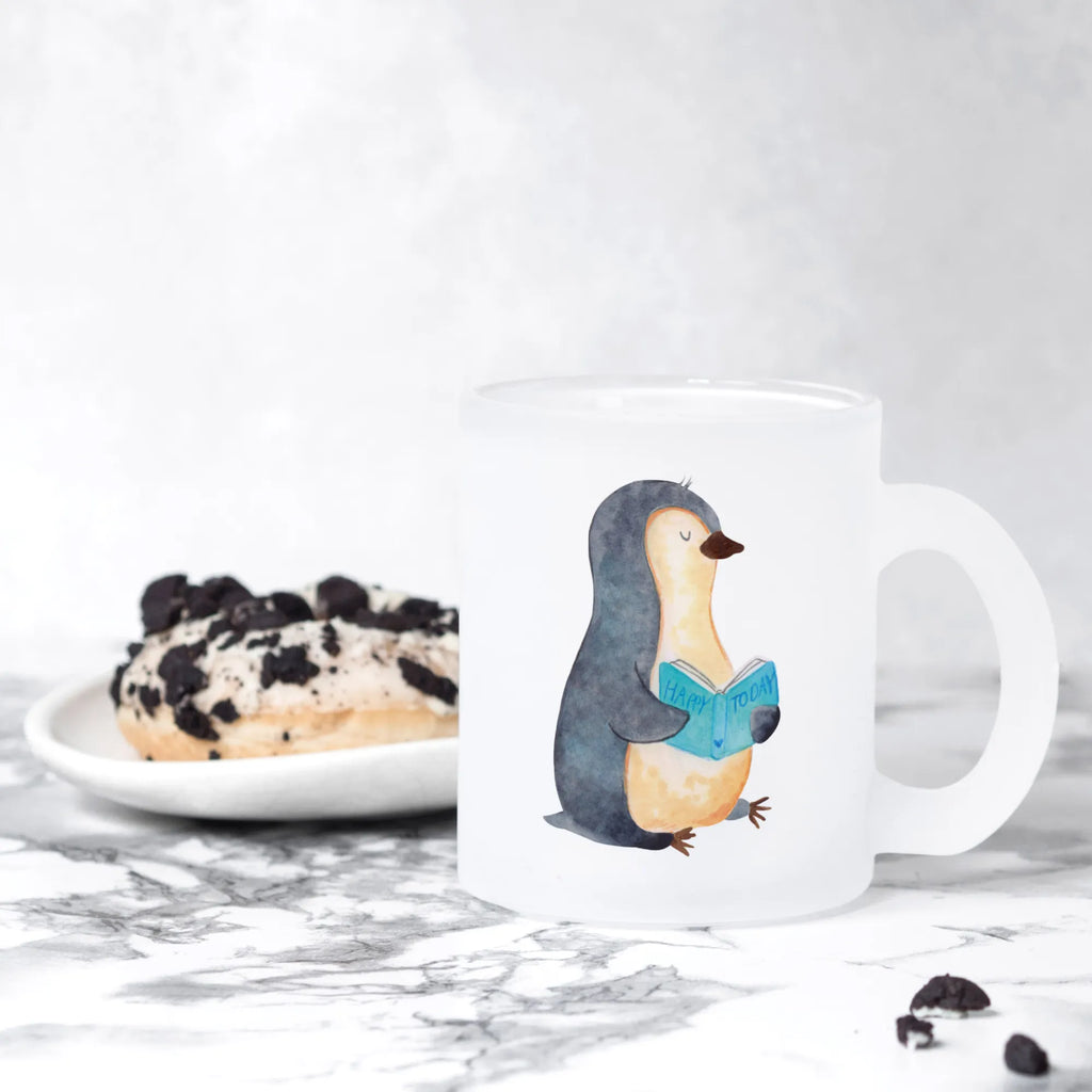 Glass tea cup Penguin A book Teetasse, Teegläser, becher glas, Teeglas, Tasse, Tasse Für Tee, Teetasse Glas, Glas Teebecher, Große Teetasse, getränkeglas, becher für tee, Tee Tasse, Trinkglas, glastasse, Becher, Teetasse aus Glas, tasse glas, Glasbecher, Pinguin, Faulenzen, Lesen, Buch, Nichtstun, Bücherwurm, Ferien, Pinguine, Freizeit, Urlaub