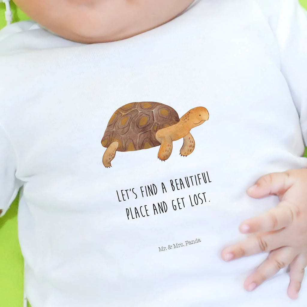Organiczna koszulka dla niemowląt Żółw maszerować Baby Bio Shirt, Baby Kurzarmshirt, Baby Shirt, Baby Shirt Neutral, Baby Pullover, Baby Baumwollshirt, Baby Top, Baby Shirt Alltag, Baby Oberteil, Baby Shirt Pastell, Lustiges Baby Shirt, Baby Shirt Weiß, Baby Jerseyshirt, Baby Shirt Mit Motiv, Baby Shirt Klassisch, Baby Shirt Gestreift, Baby Hemd, Baby Shirt Junge, Baby T-Shirt, Baby Shirt Modern, Baby Shirt Geschenk, Baby Shirt Mit Spruch, Baby Shirt Unisex, Baby Shirt Grau, Baby Shirt Bunt, Baby Langarmshirt, Baby Shirt Zur Geburt, Süßes Baby Shirt, Baby Sweatshirt, Baby Shirt Mit Aufdruck, Baby Shirt Mädchen, Baby Shirt Erstausstattung, Urlaub, Meerestiere, Meer, Inspiration, Reiselust, Motivation, Abenteuer, Get Lost, Neustart, Lieblingsmensch, Schildkröte, Schildkröten