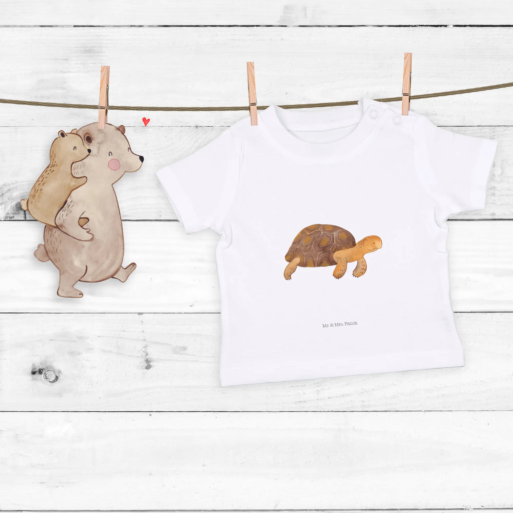 Organiczna koszulka dla niemowląt Żółw maszerować Baby Bio Shirt, Baby Kurzarmshirt, Baby Shirt, Baby Shirt Neutral, Baby Pullover, Baby Baumwollshirt, Baby Top, Baby Shirt Alltag, Baby Oberteil, Baby Shirt Pastell, Lustiges Baby Shirt, Baby Shirt Weiß, Baby Jerseyshirt, Baby Shirt Mit Motiv, Baby Shirt Klassisch, Baby Shirt Gestreift, Baby Hemd, Baby Shirt Junge, Baby T-Shirt, Baby Shirt Modern, Baby Shirt Geschenk, Baby Shirt Mit Spruch, Baby Shirt Unisex, Baby Shirt Grau, Baby Shirt Bunt, Baby Langarmshirt, Baby Shirt Zur Geburt, Süßes Baby Shirt, Baby Sweatshirt, Baby Shirt Mit Aufdruck, Baby Shirt Mädchen, Baby Shirt Erstausstattung, Urlaub, Meerestiere, Meer, Inspiration, Reiselust, Motivation, Abenteuer, Get Lost, Neustart, Lieblingsmensch, Schildkröte, Schildkröten
